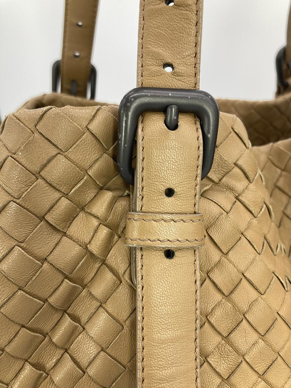 Große Cesta-Tasche aus gewebtem Nappa-Leder von Bottega Veneta in Hellbraun Intrecciato  im Angebot 1