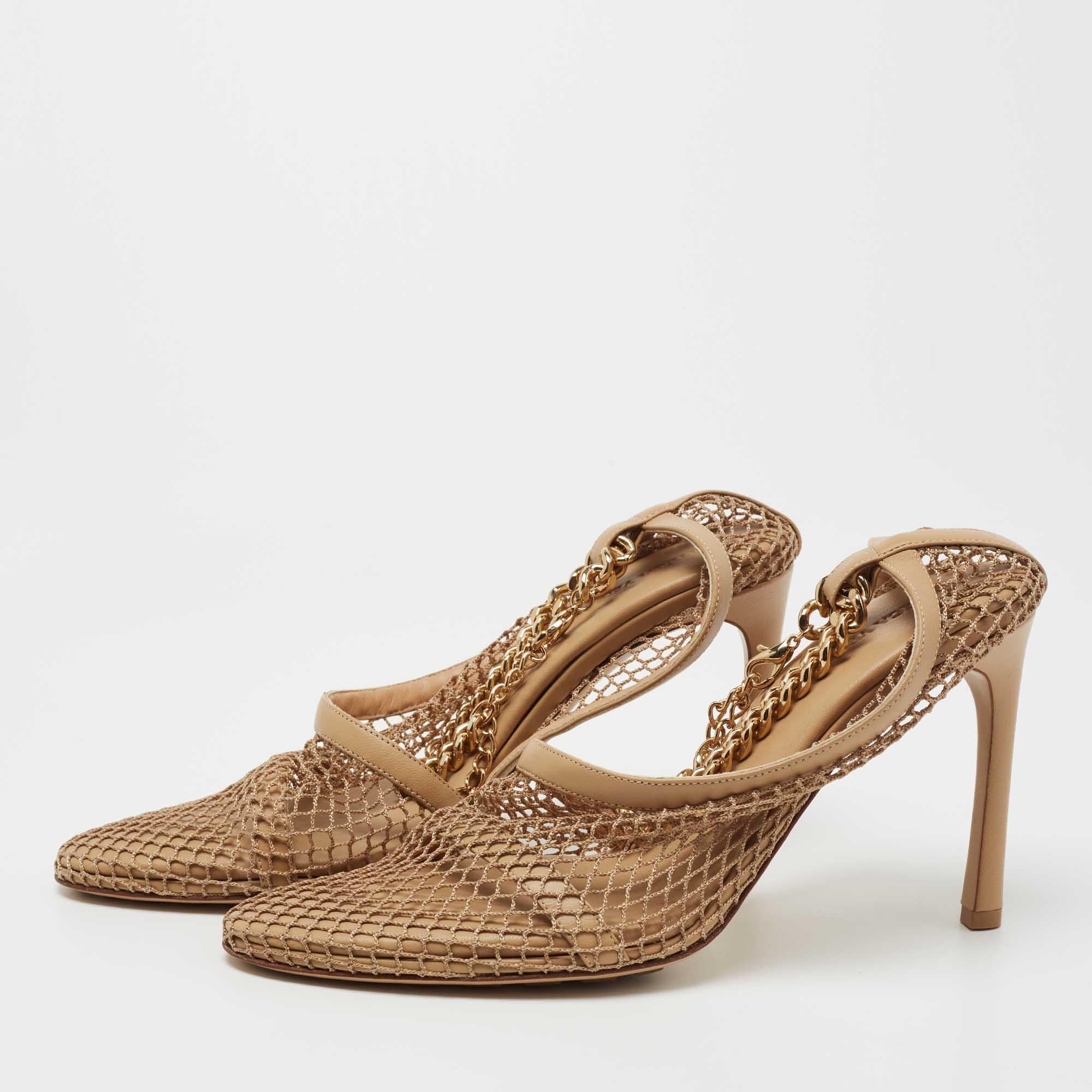 Exhibit an elegant style with this pair of pumps. These elegant shoes are crafted from quality materials. They are set on durable soles and sleek heels.

