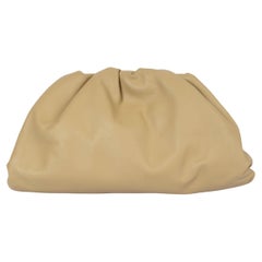 BOTTEGA VENETA Pochette CLASSIC POUCH in pelle beige Tapioca