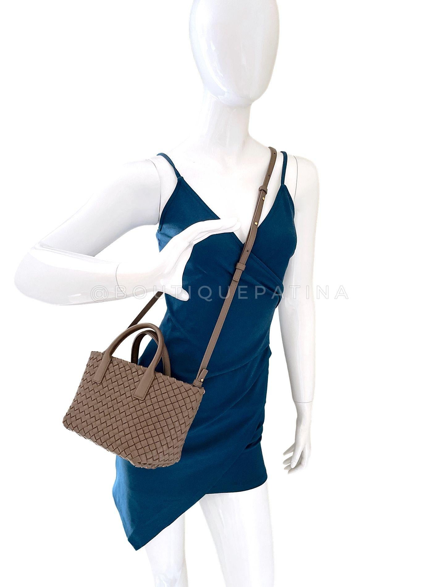 Bottega Veneta Taupe Beige Interciatto Mini Cabat Tote Crossbody Bag 68207 in vendita 6