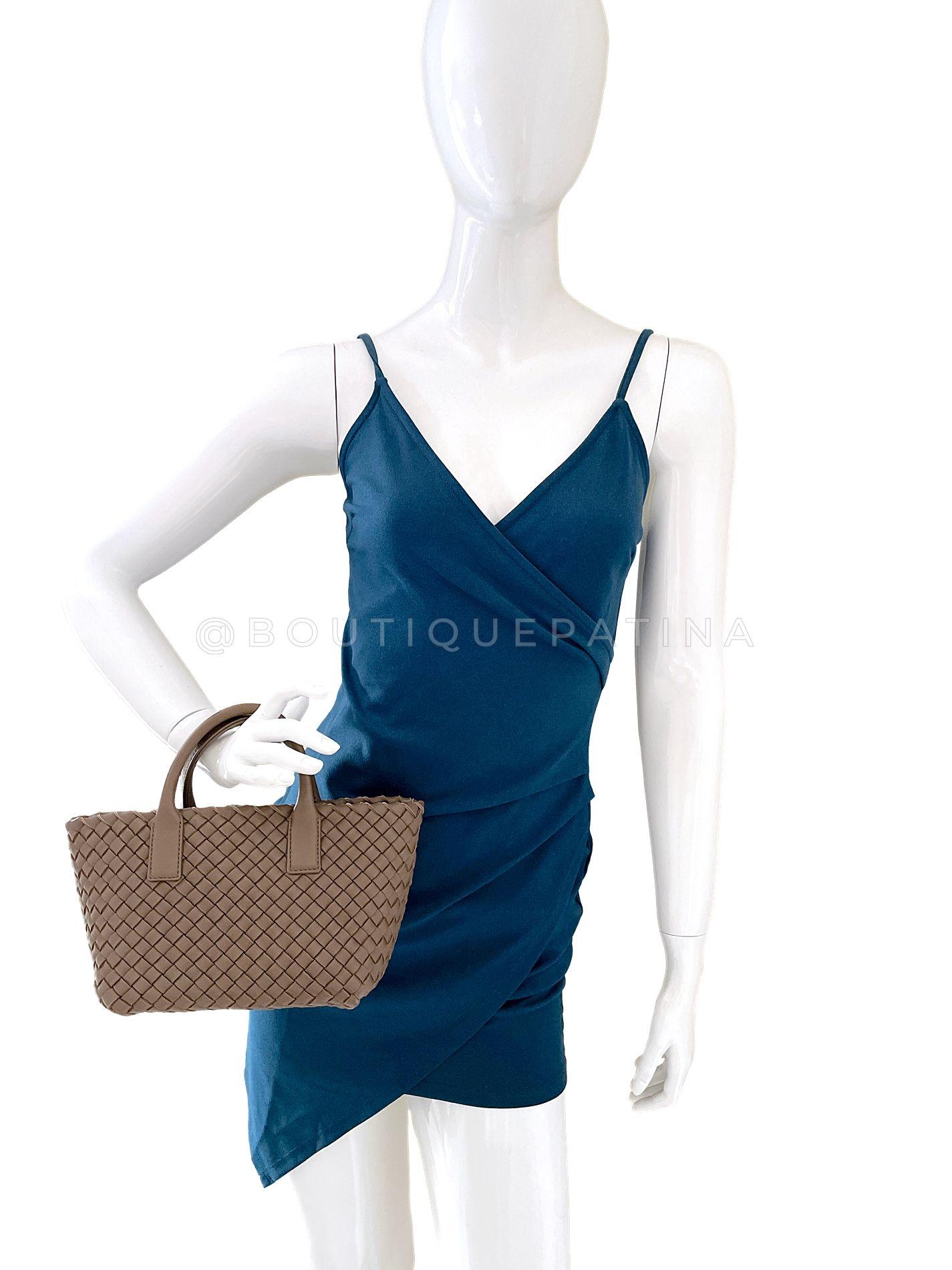 Bottega Veneta Taupe Beige Interciatto Mini Cabat Tote Crossbody Bag 68207 in vendita 7