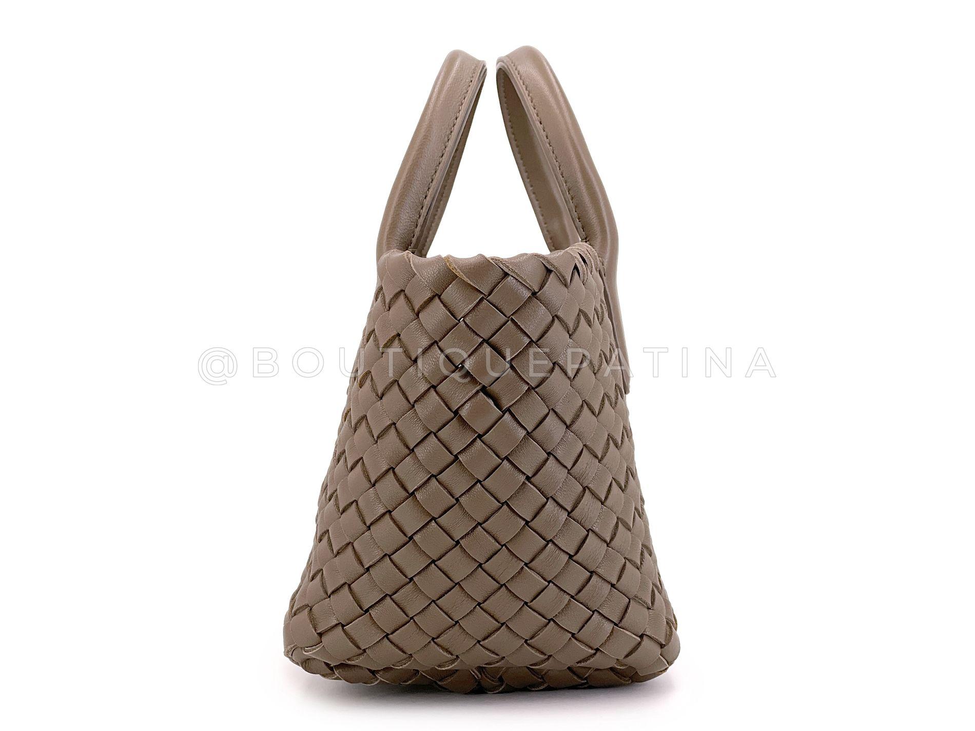 Bottega Veneta Taupe Beige Interciatto Mini Cabat Tote Crossbody Bag 68207 In condizioni ottime in vendita a Costa Mesa, CA