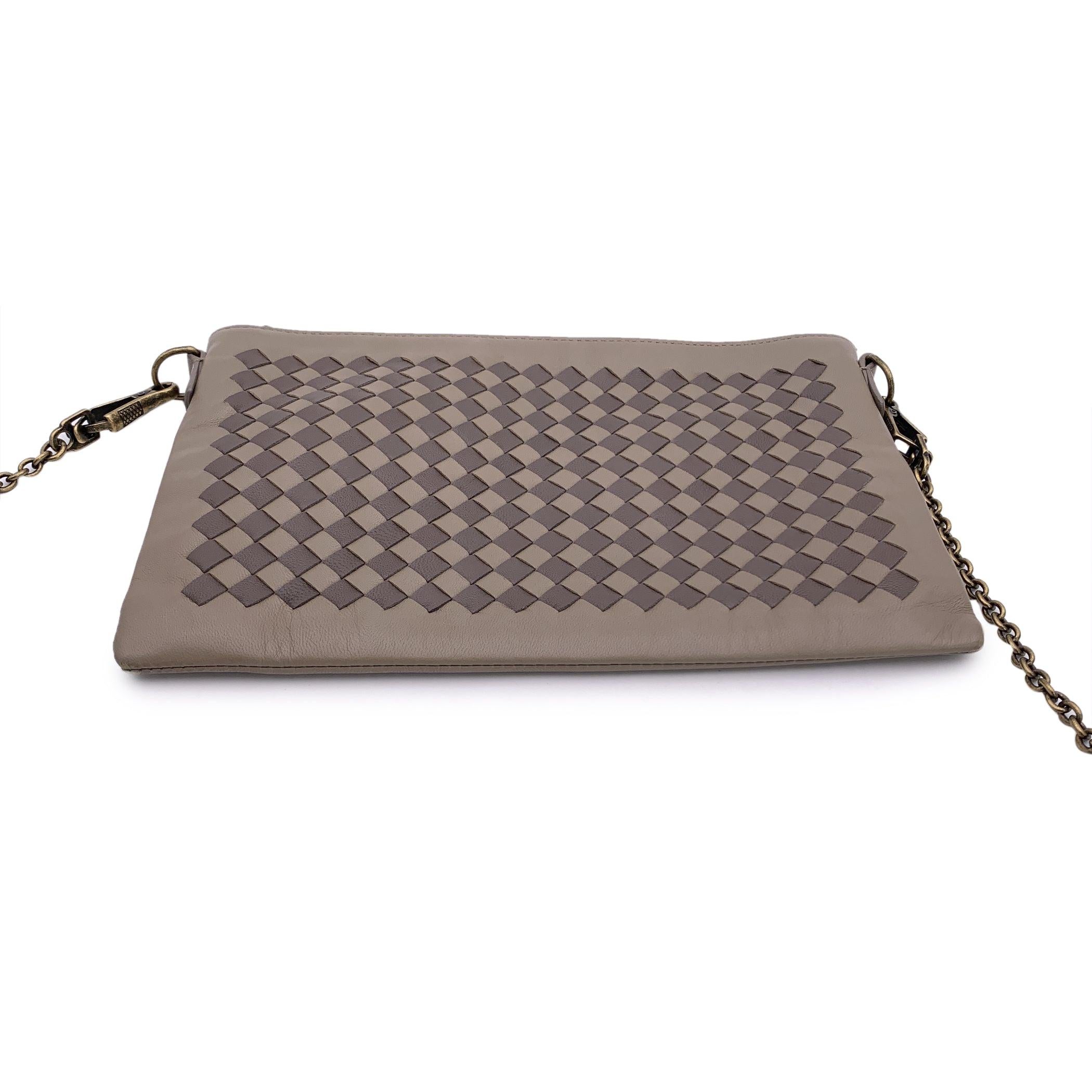 Bottega Veneta Taupe Intrecciato Borsa a tracolla in pelle Zip Pouch In condizioni buone in vendita a Rome, Rome