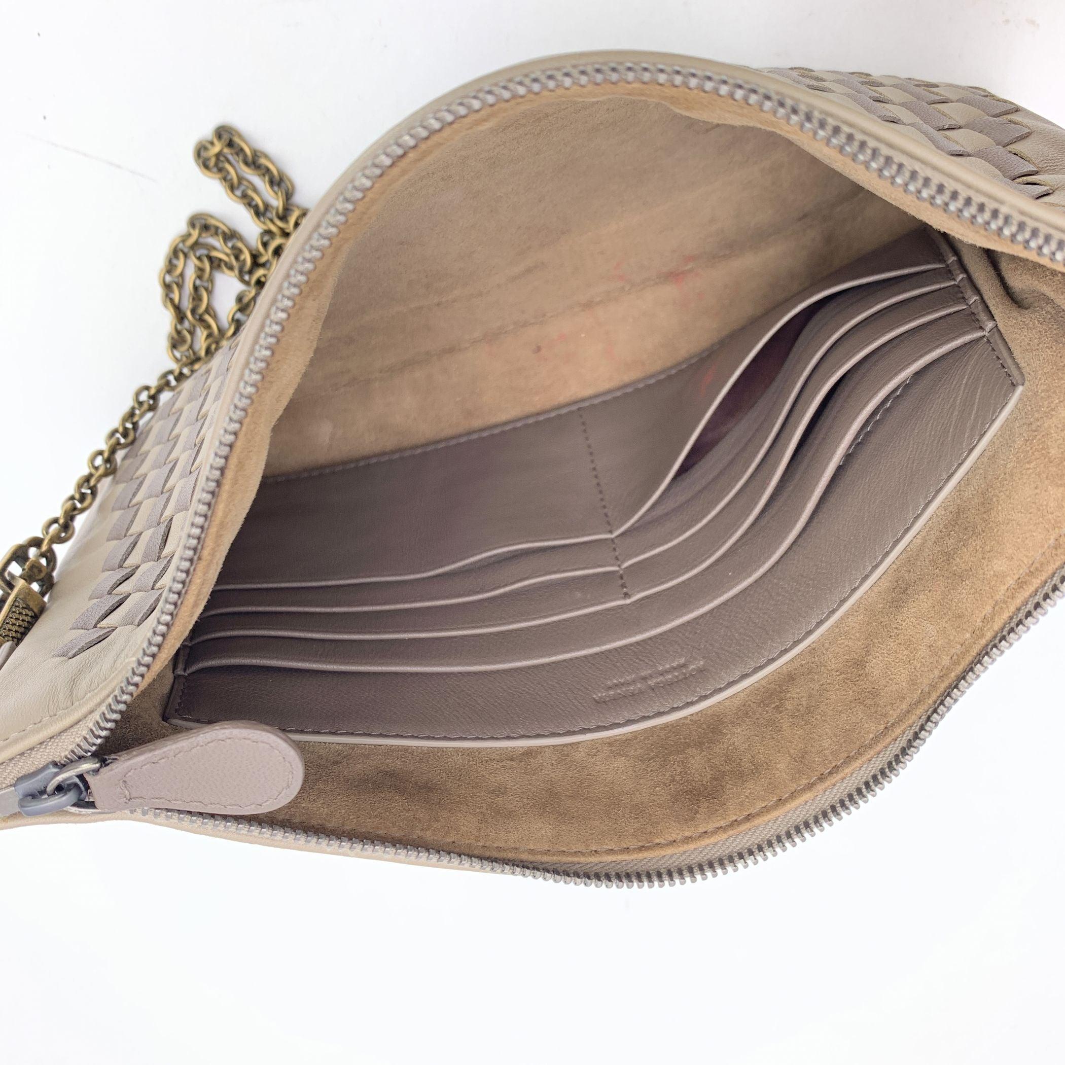 Donna Bottega Veneta Taupe Intrecciato Borsa a tracolla in pelle Zip Pouch in vendita
