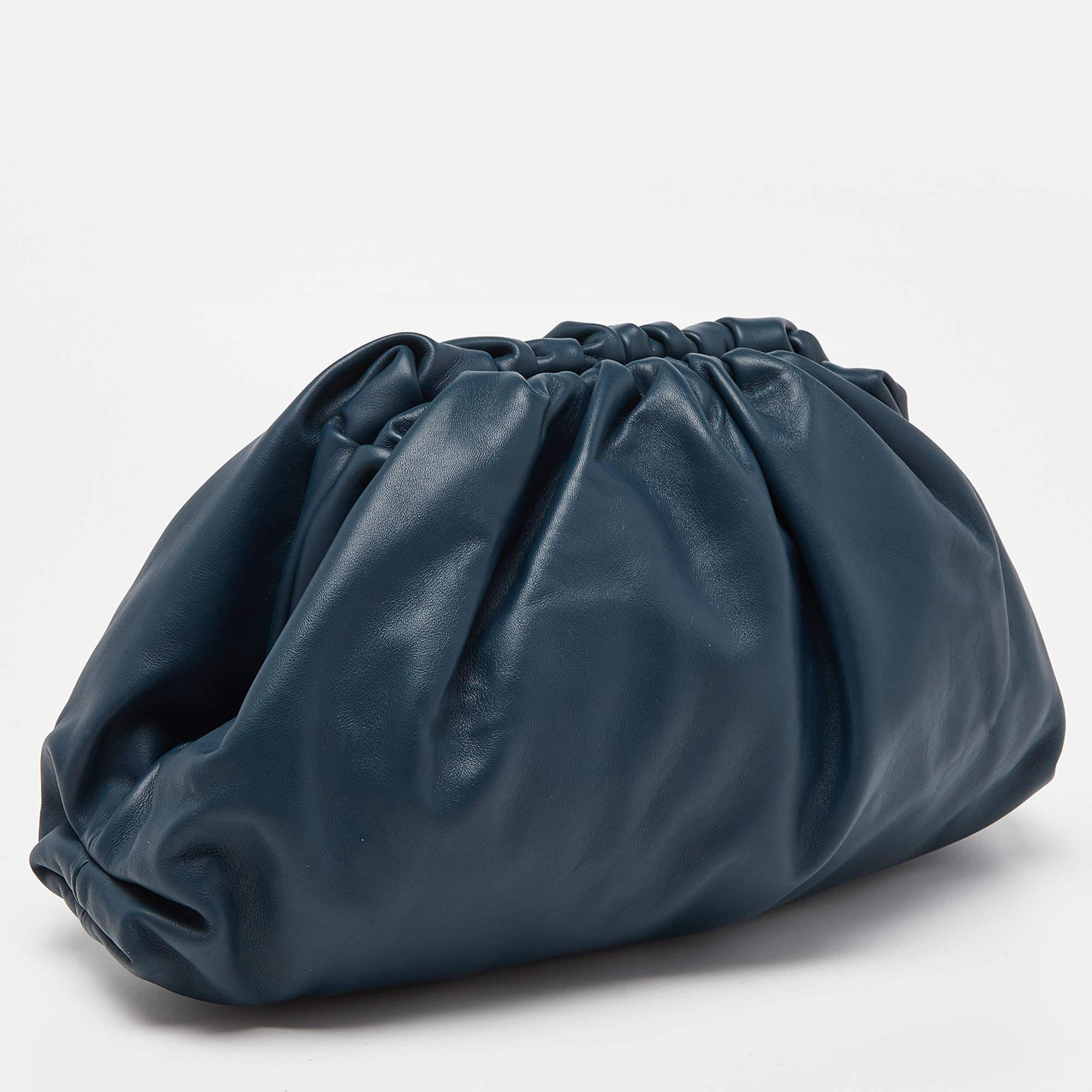 Bottega Veneta Teal Blue Leather The Pouch Clutch In Good Condition For Sale In Dubai, Al Qouz 2