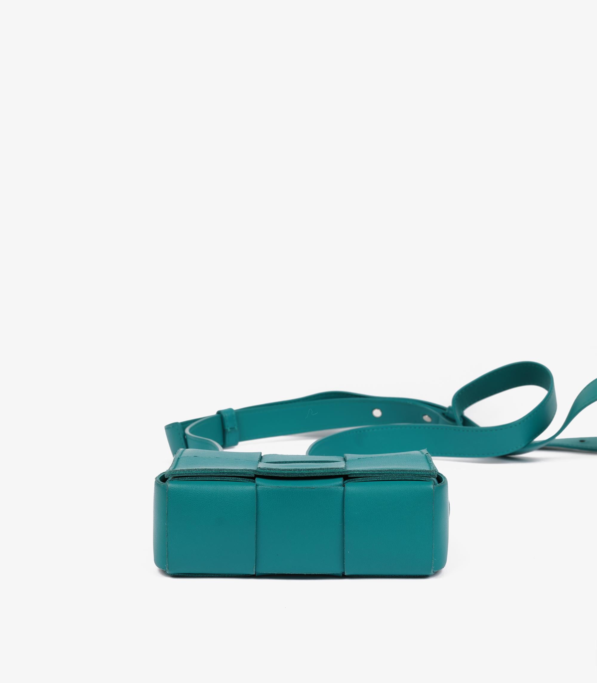 Bottega Veneta Teal Maxi Intrecciato gewebtes Kalbsleder Candy Kassette für Damen oder Herren im Angebot