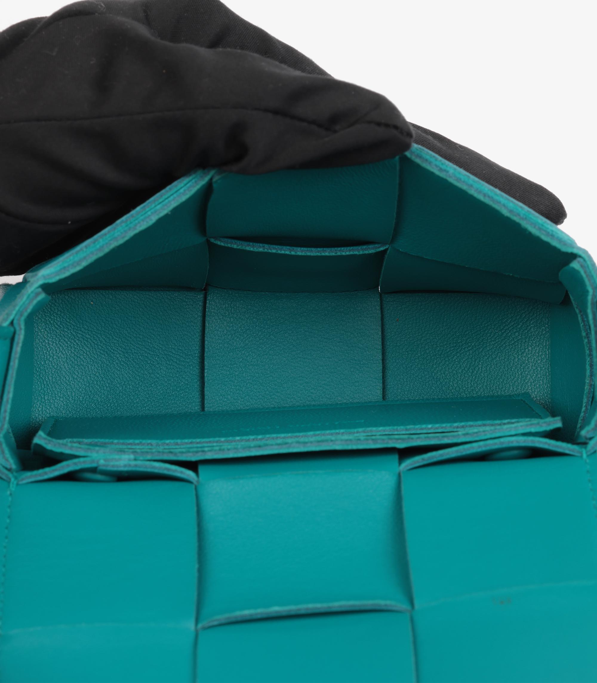 Bottega Veneta Teal Maxi Intrecciato gewebtes Kalbsleder Candy Kassette im Angebot 1