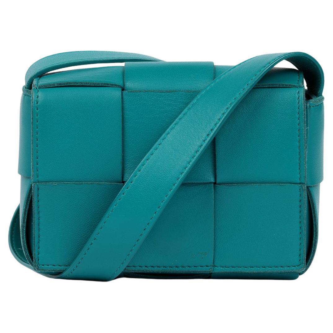 Bottega Veneta Teal Maxi Intrecciato gewebtes Kalbsleder Candy Kassette im Angebot