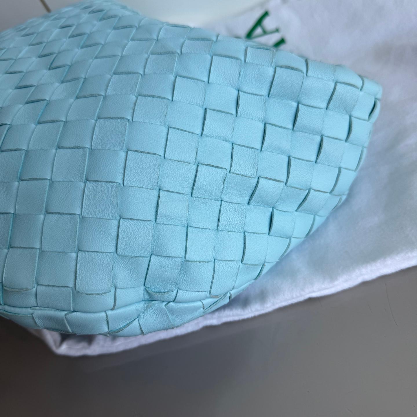 Bottega Veneta Teen Jodie Baby Blue Intrecciato Leather Gold Hardware For Sale 7