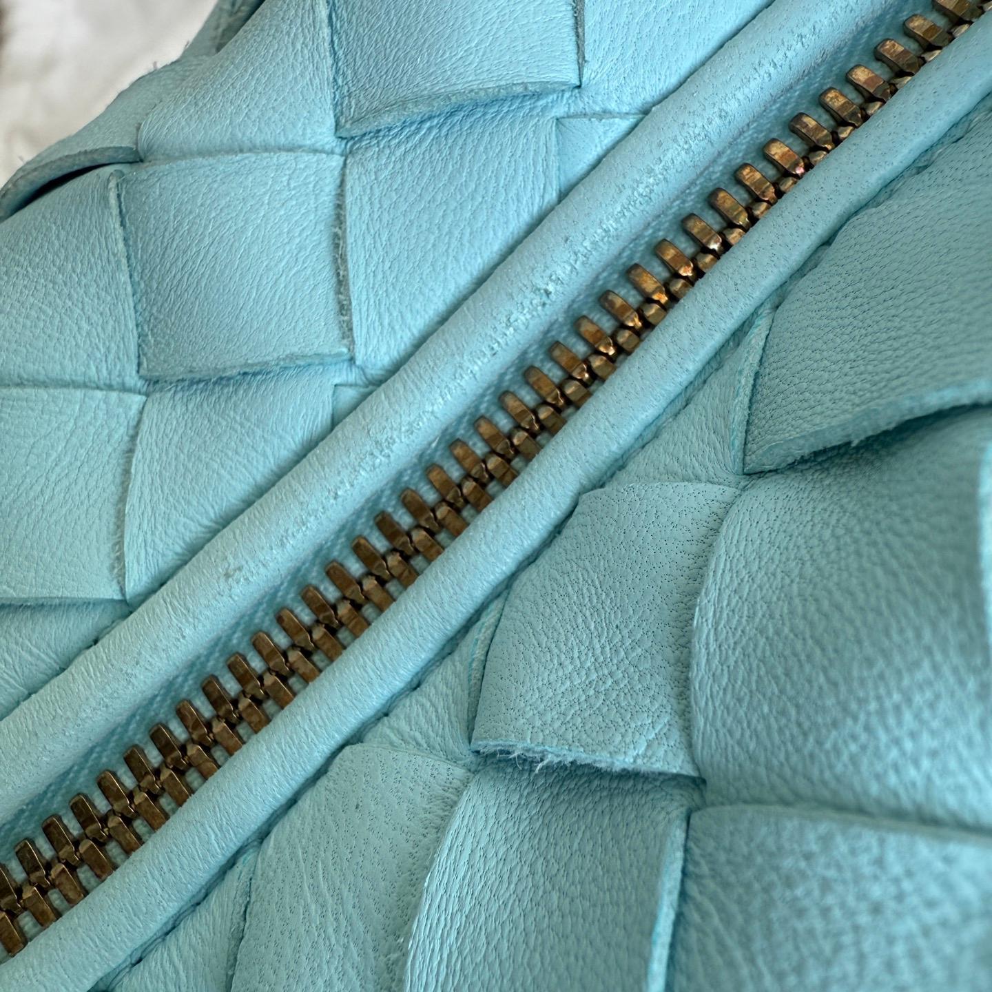 Bottega Veneta Teen Jodie Baby Blue Intrecciato Leather Gold Hardware For Sale 8