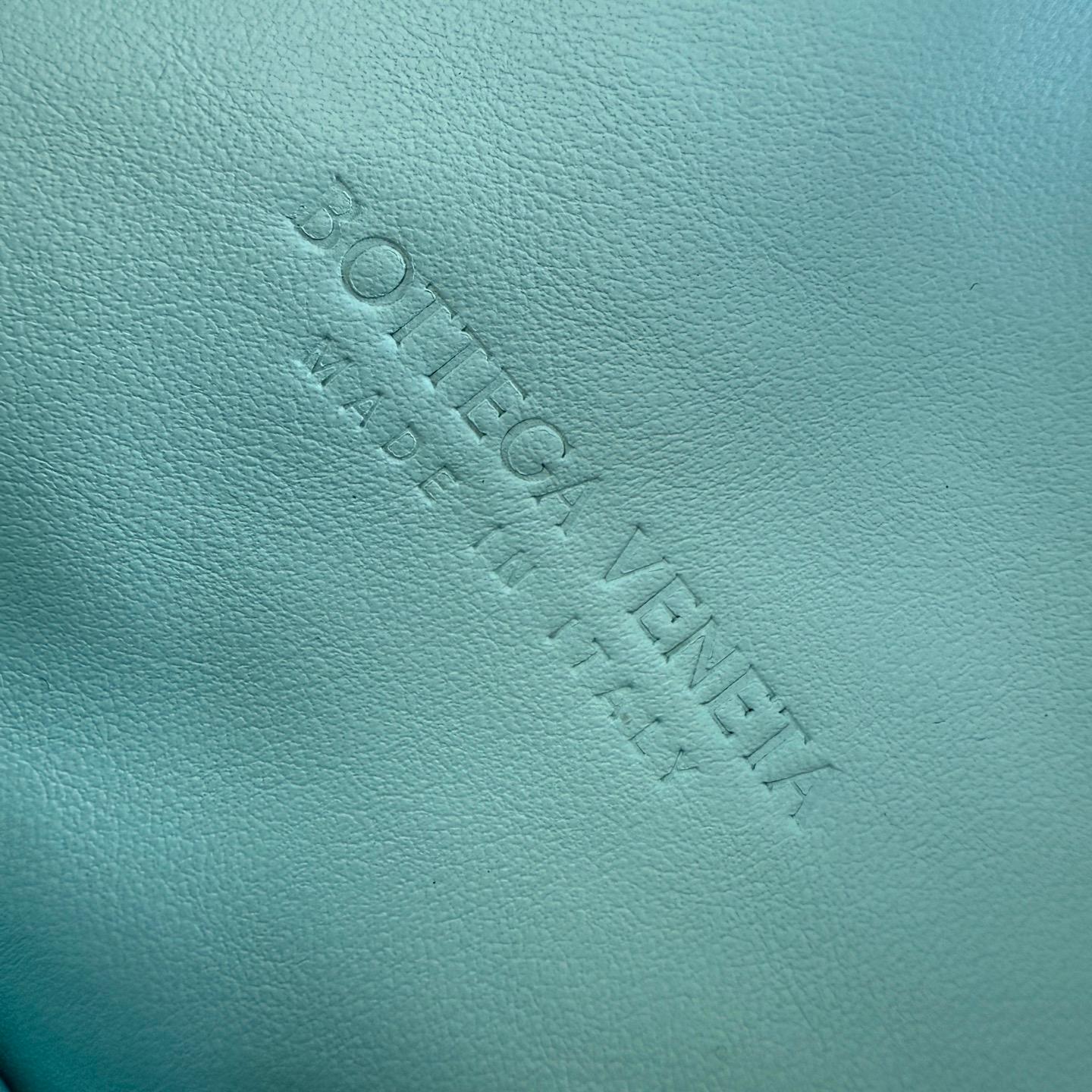 Bottega Veneta Teen Jodie Baby Blue Intrecciato Leather Gold Hardware For Sale 10