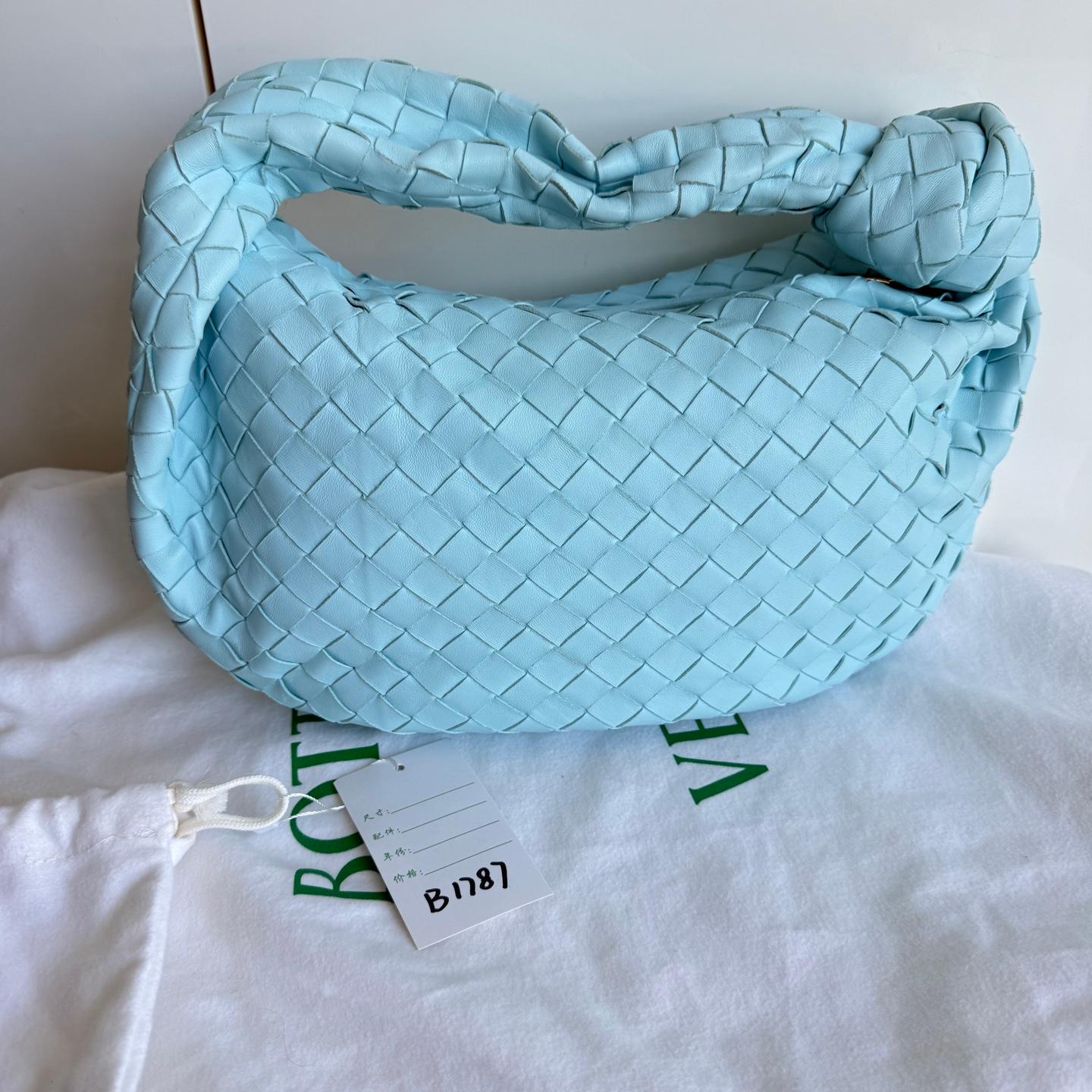 The Bottega Veneta Jodie Medium Beige Lambskin Leather offers the perfect balance between practicality and luxury. Its medium size serves as the ideal everyday bag, while the iconic Intrecciato weave provides a fashionable statement. Combining the