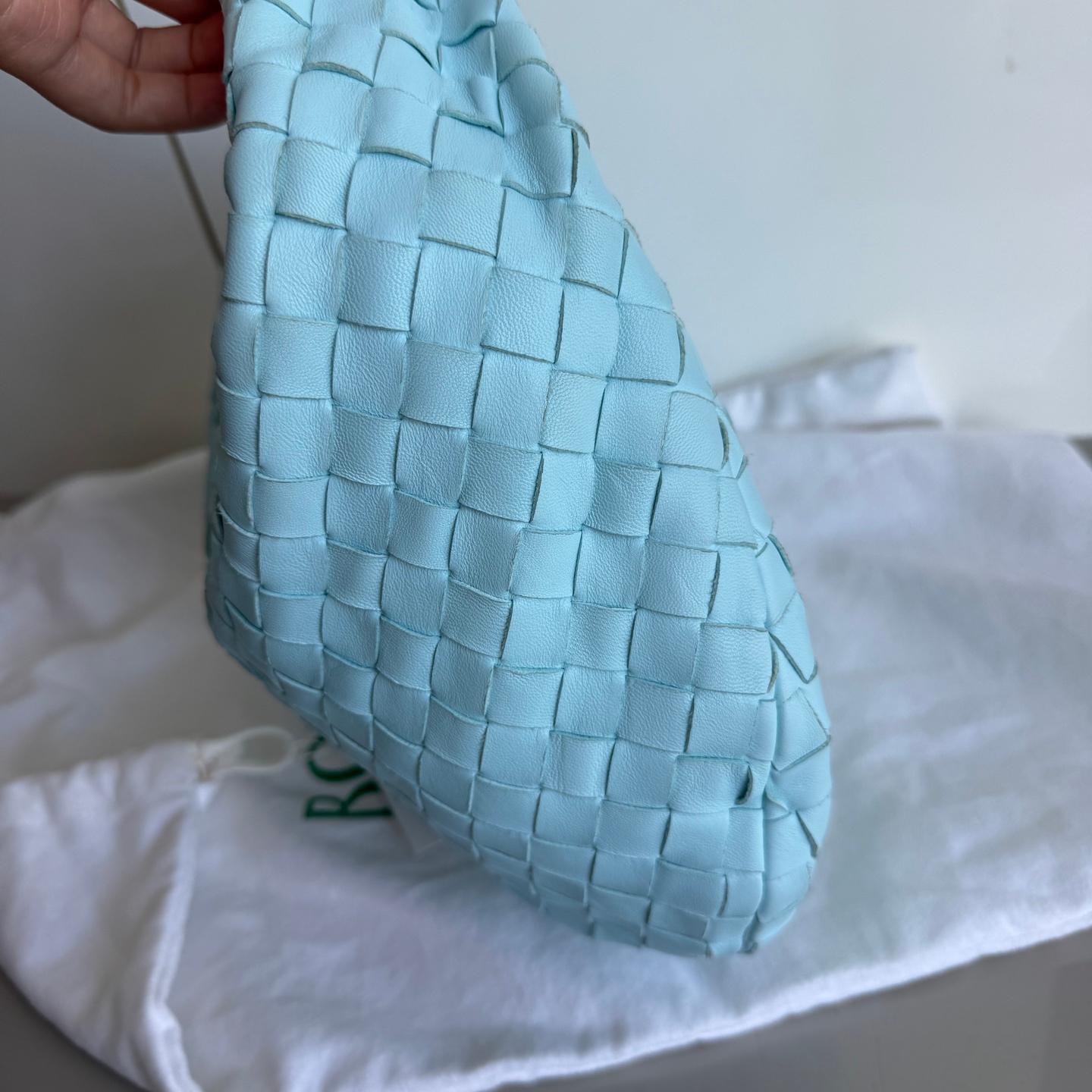 Bottega Veneta Teen Jodie Baby Blue Intrecciato Leather Gold Hardware In Excellent Condition For Sale In AUBERVILLIERS, FR