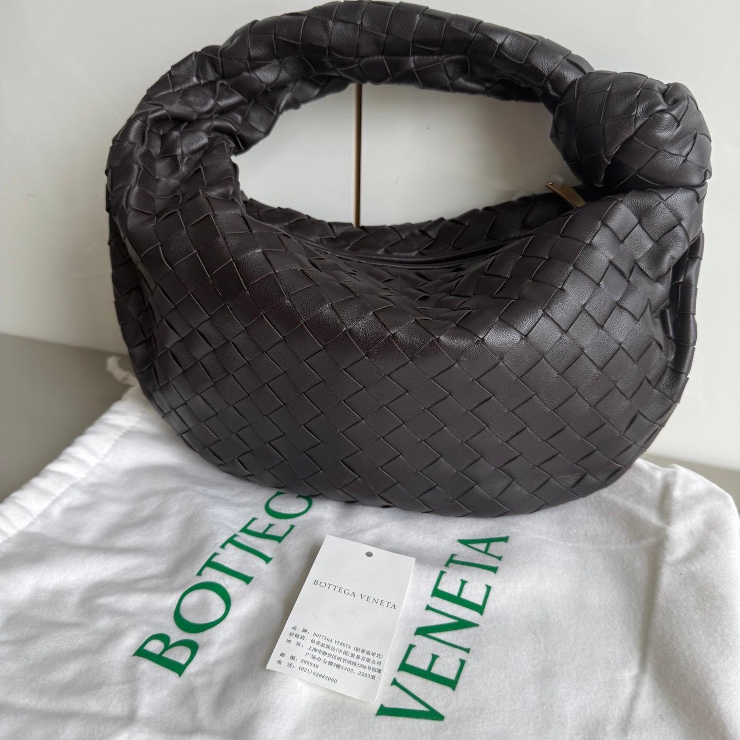 The Bottega Veneta Jodie Medium Beige Lambskin Leather offers the perfect balance between practicality and luxury. Its medium size serves as the ideal everyday bag, while the iconic Intrecciato weave provides a fashionable statement. Combining the