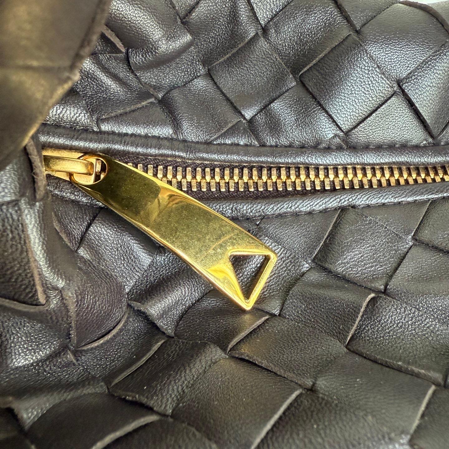 Black Bottega Veneta Teen Jodie Fondant Dark Chocolate Brown Leather For Sale