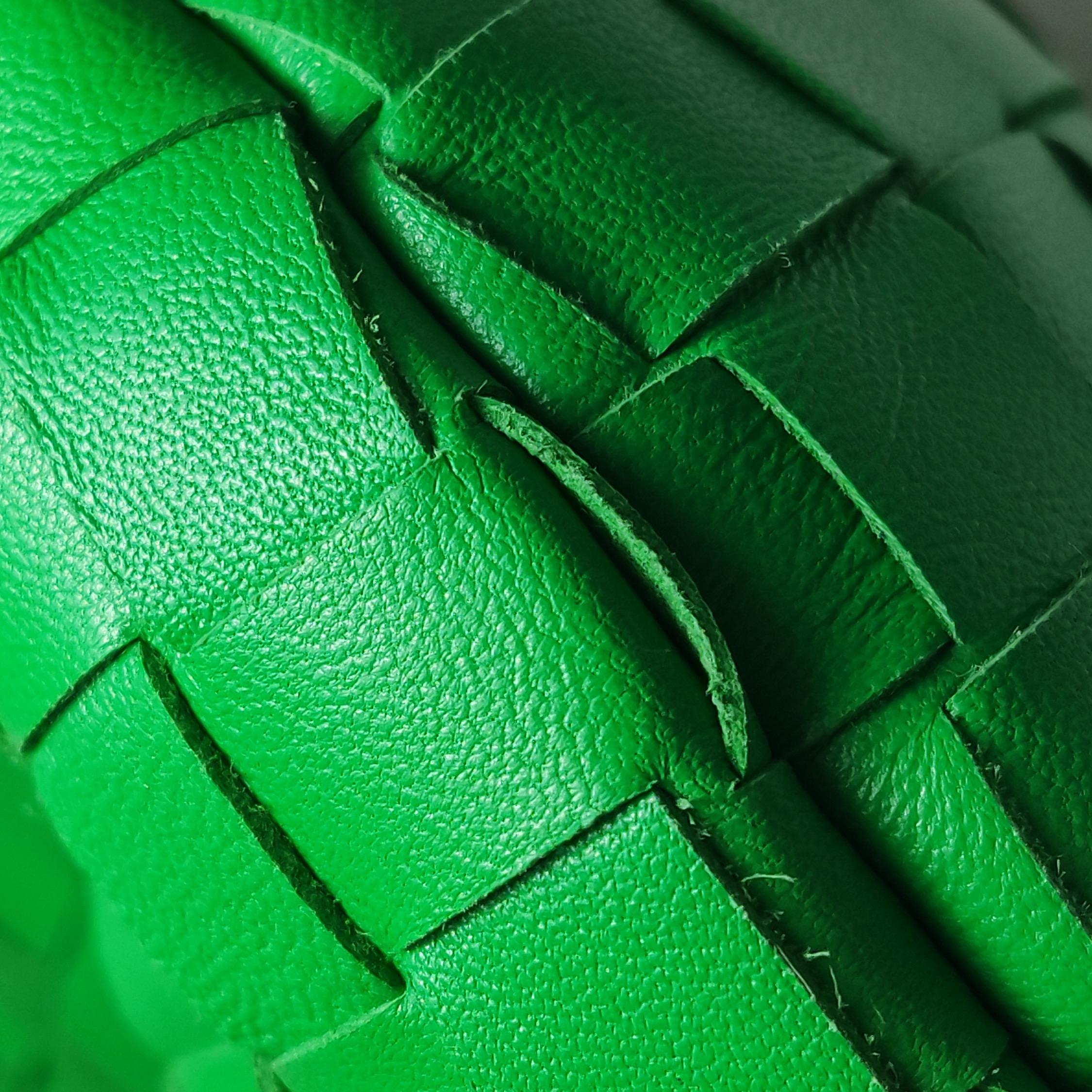 Bottega Veneta Adolescent JODI Cuir Perruche Vert 36cm en vente 6