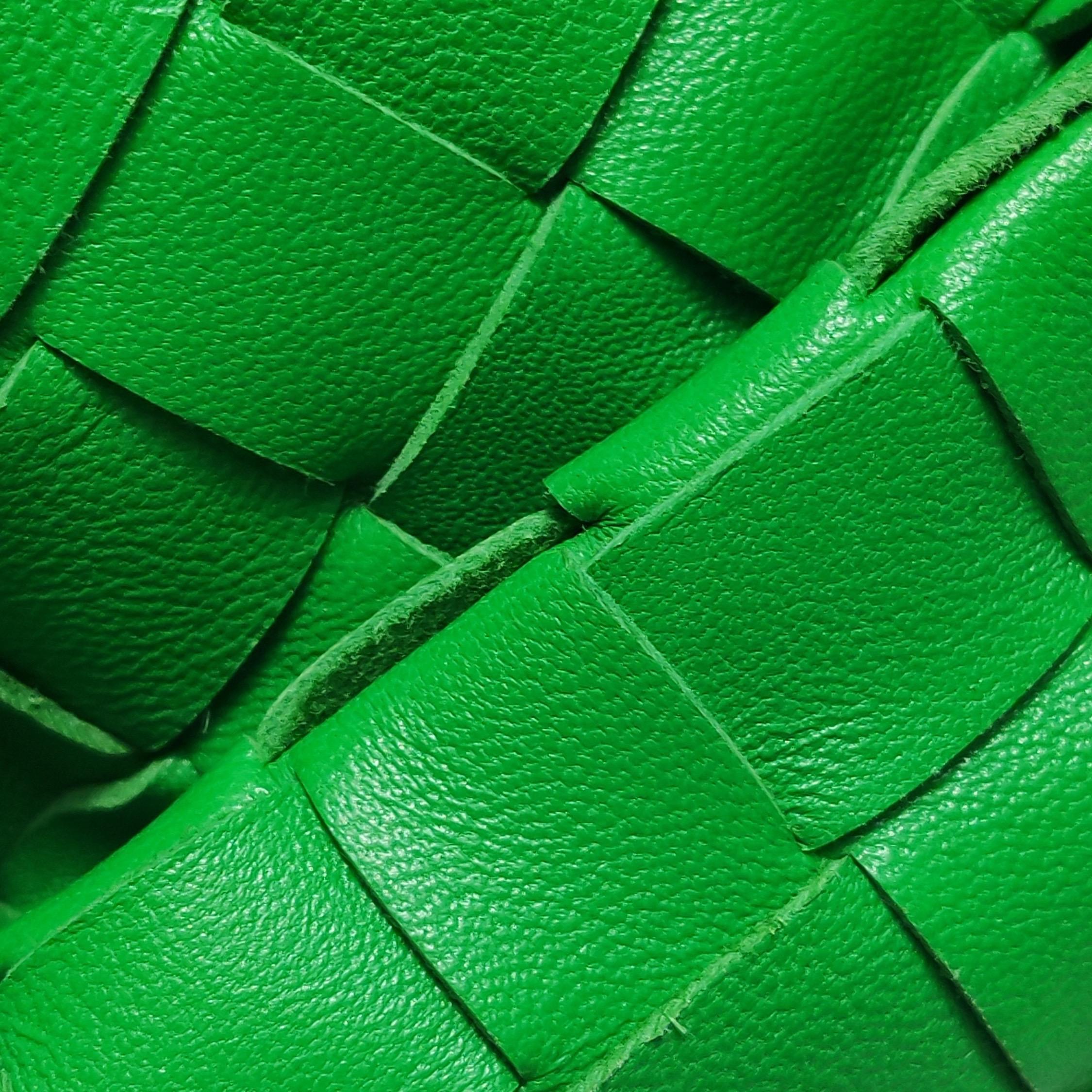Bottega Veneta Adolescent JODI Cuir Perruche Vert 36cm en vente 9