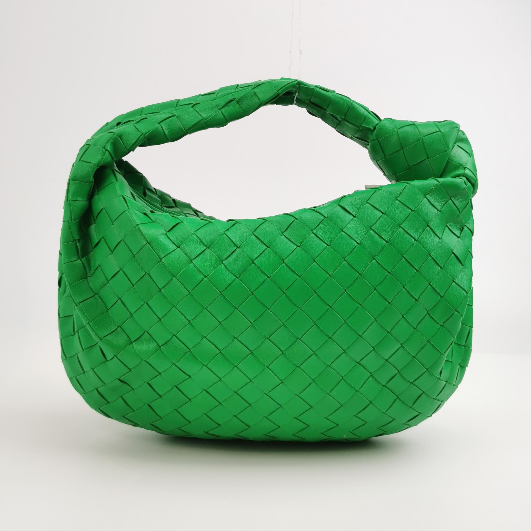 Bottega Veneta Adolescent JODI Cuir Perruche Vert 36cm
Il s'agit de photos professionnelles du sac offert par Luxbags.
Le modèle Jodie de Bottega Veneta en cuir vert offre l'équilibre parfait entre praticité et luxe. Sa taille adolescente en fait un