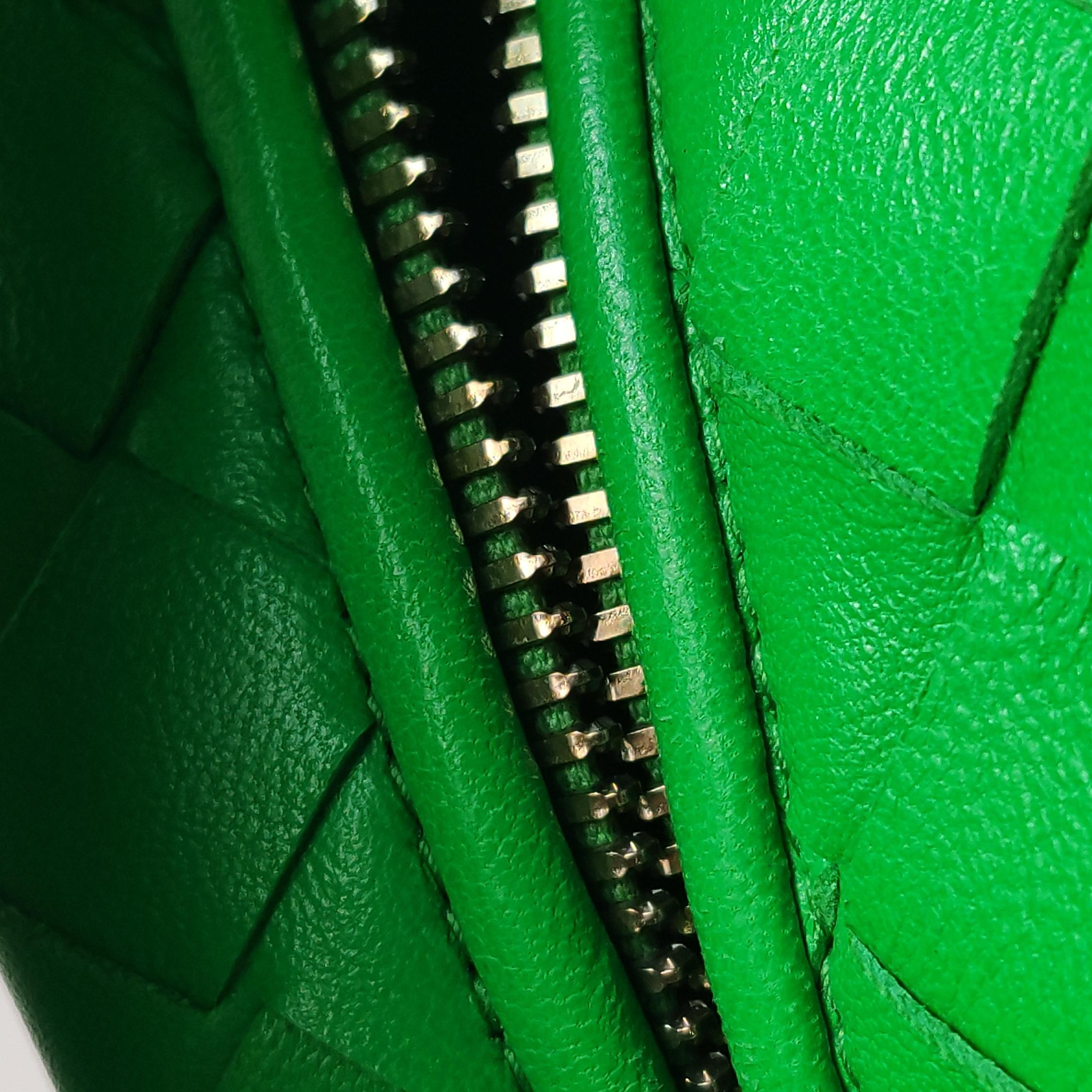 Bottega Veneta Adolescent JODI Cuir Perruche Vert 36cm en vente 5