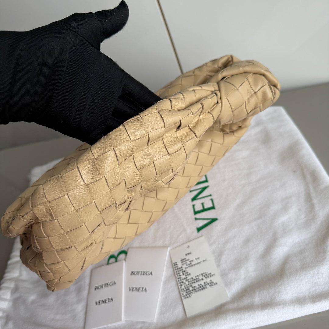 Bottega Veneta Teen Jodie Small Lambskin Leather Beige Oats 36cm In New Condition In AUBERVILLIERS, FR