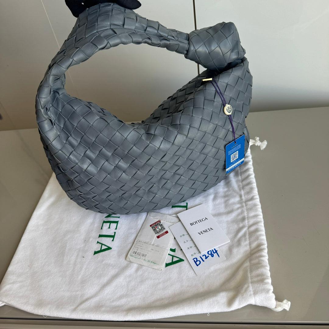 Bottega Veneta Teen Jodie Small Lambskin Leather Lightening Grey 36cm
  These are professional photos of the actual bag offered by Luxbags.
  The Bottega Veneta Jodie Medium Beige Lambskin Leather offers the perfect balance between practicality and