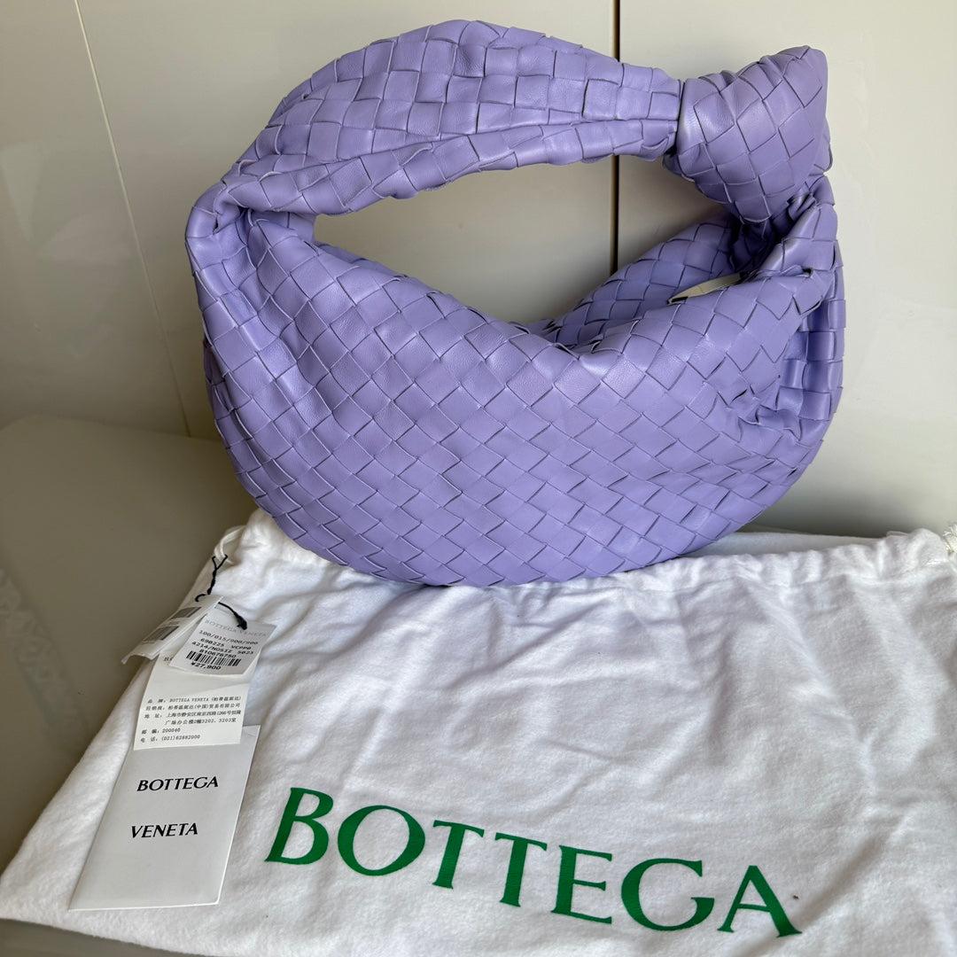 Bottega Veneta Teen Jodie Pequeña Piel de Cordero Lila Claro Morado 36cm
 Estas son fotos profesionales de la bolsa real.
 La Bottega Veneta Jodie Medium de piel de cordero beige ofrece el equilibrio perfecto entre practicidad y lujo. Su tamaño
