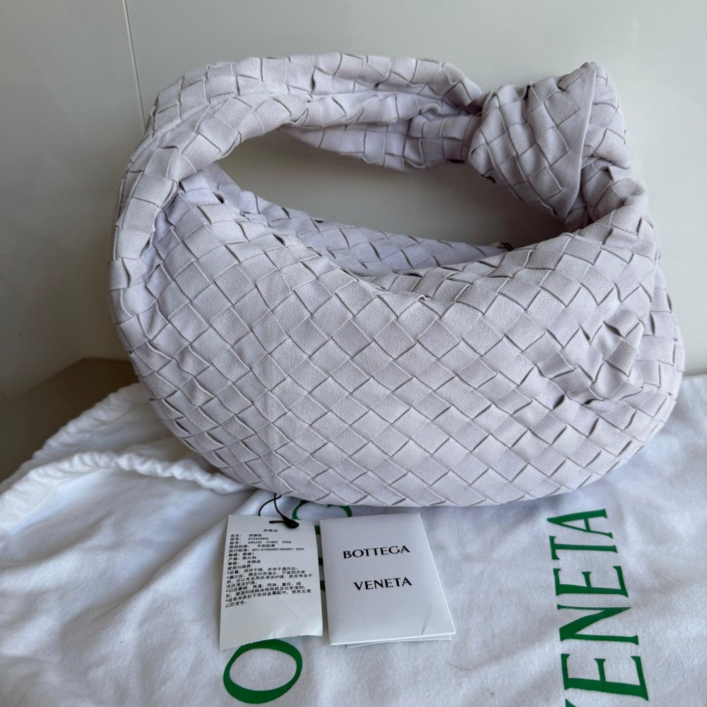 Bottega Veneta Teen Jodie Suede Washed Purple
 These are professional photos of the actual bag .
 The Bottega Veneta Jodie Medium Beige Lambskin Leather offers the perfect balance between practicality and luxury. Its medium size serves as the ideal