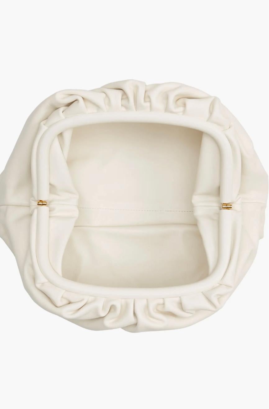 Bottega Venetas Teen Pouch kommt mit einem magnetischen Rahmen, der von Falten umhüllt ist und eine voluminöse Form hat, die das Erbe der Marke mit einer modernen Einstellung widerspiegelt. Hergestellt in Italien.
Brandneu, nie getragen, kommt in