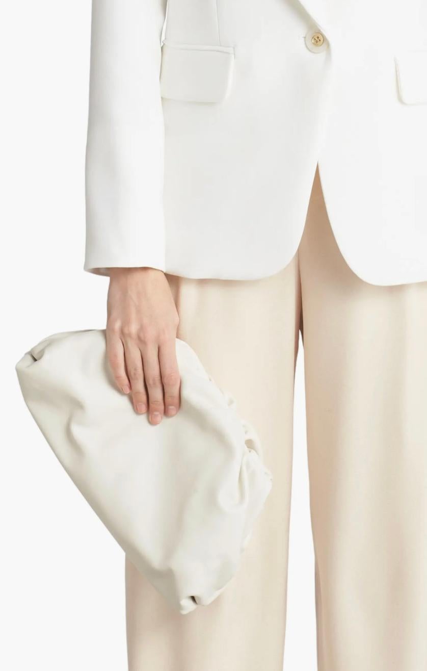 Bottega Veneta Teen Pouch en blanc NWT Pour femmes en vente