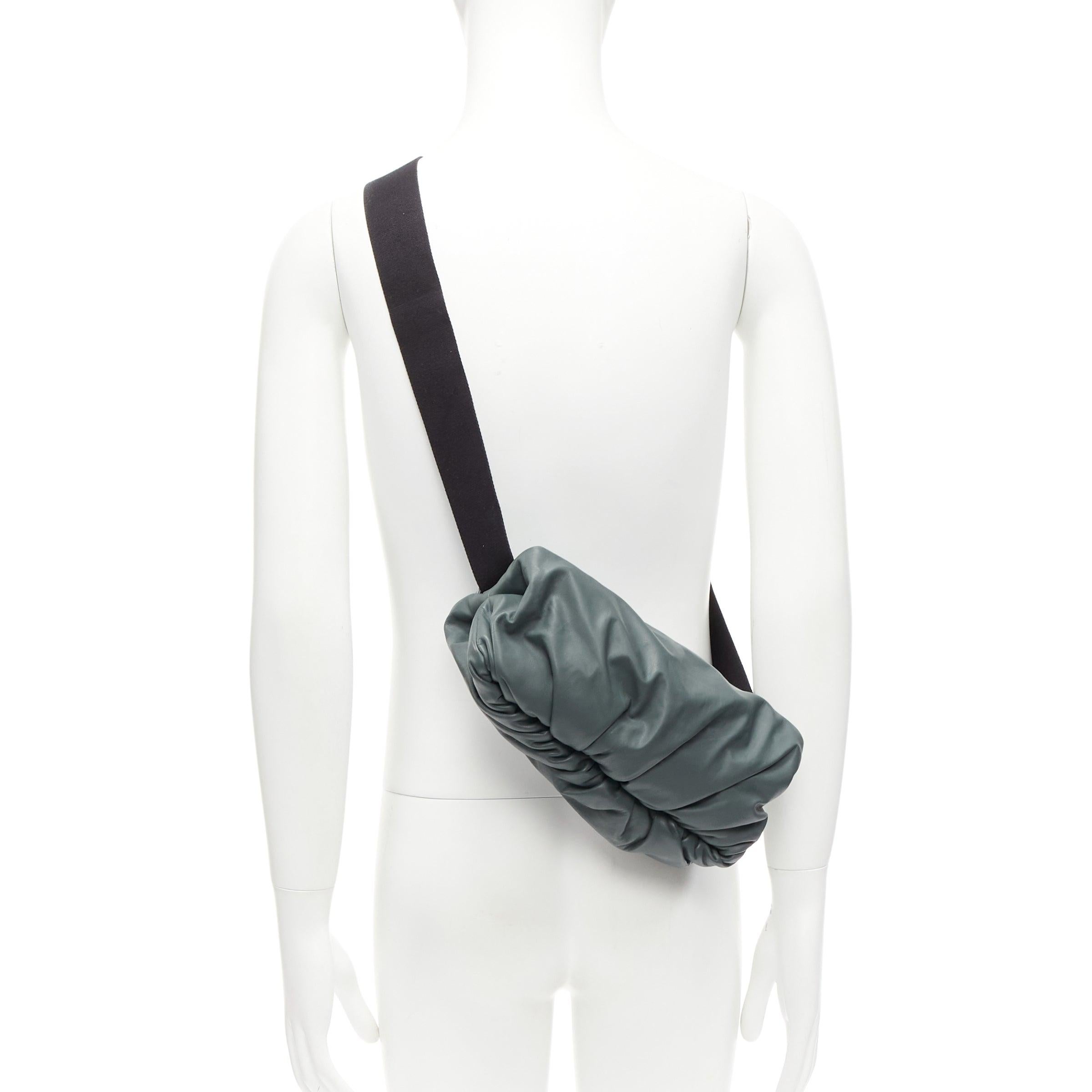 Bottega Veneta The Body pouch grigio pelle liscia nero cinturino sportivo in vita
Riferimento: CNLE/A00262
Marchio: Bottega Veneta
Designer: Daniel Lee
Model: Il marsupio
Materiale: Pelle, Tessuto
Colore: Grigio, Nero
Modello: Tinta unita
Chiusura: