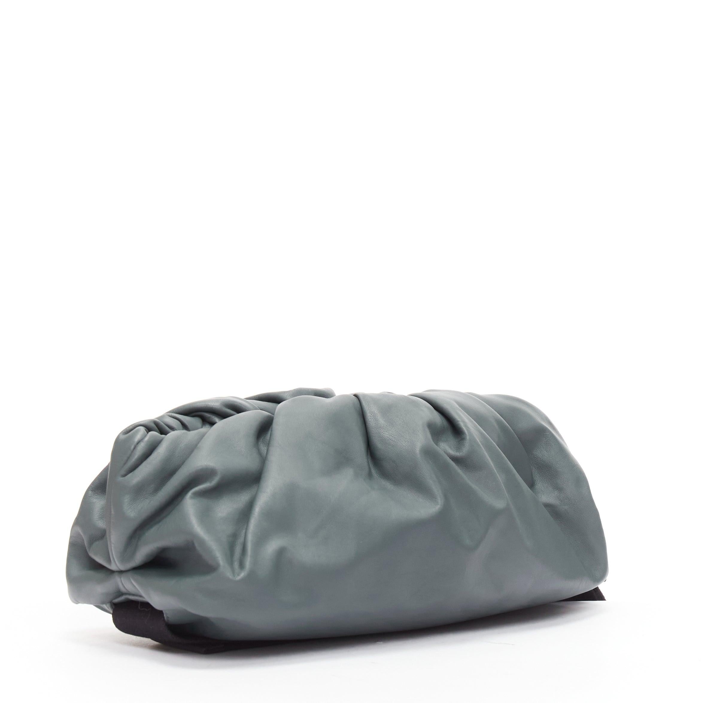 Nero Bottega Veneta The Body pouch grigio pelle liscia nero cinturino sportivo in vita in vendita