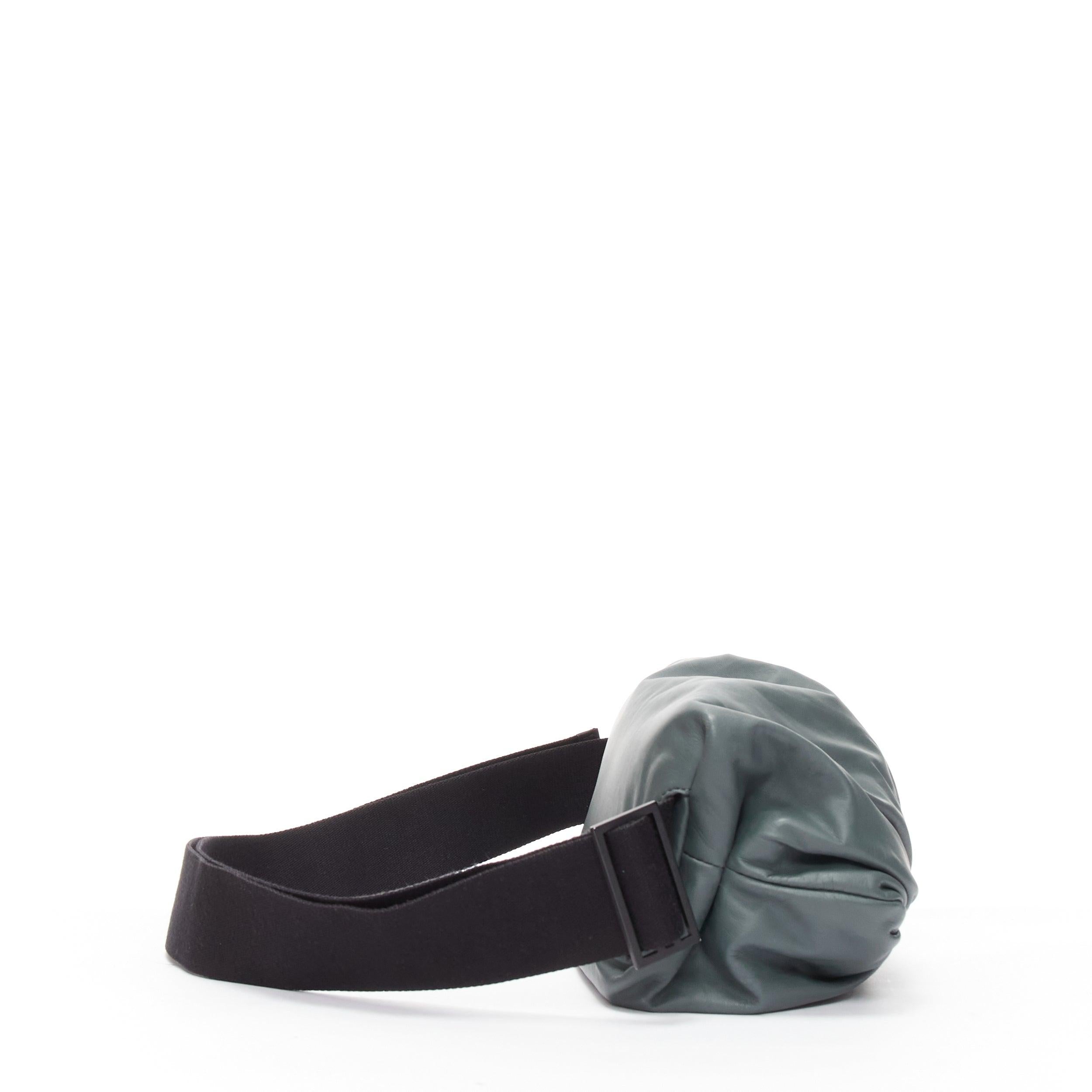 Bottega Veneta The Body pouch grigio pelle liscia nero cinturino sportivo in vita In condizioni buone in vendita a Hong Kong, NT