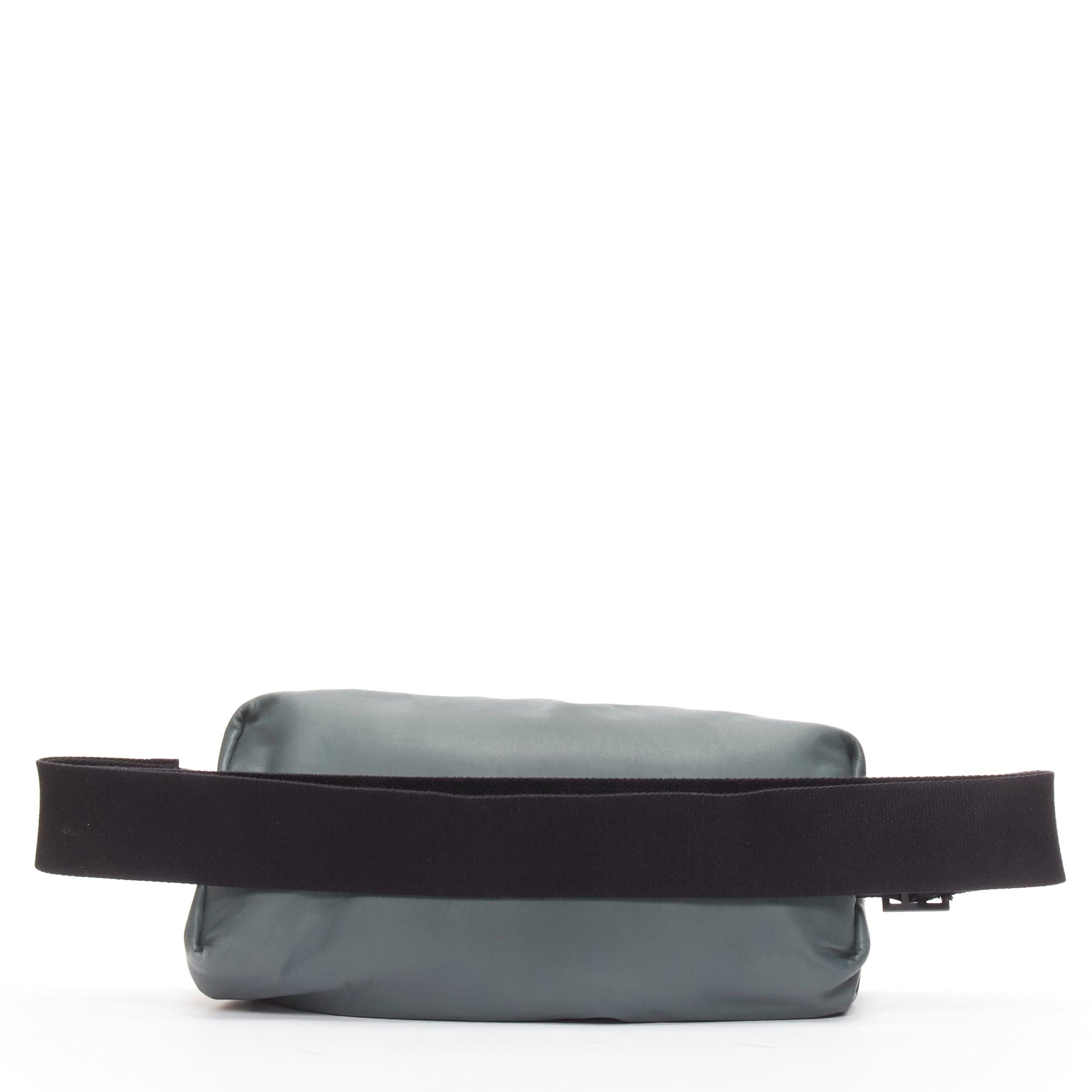 Uomo Bottega Veneta The Body pouch grigio pelle liscia nero cinturino sportivo in vita in vendita