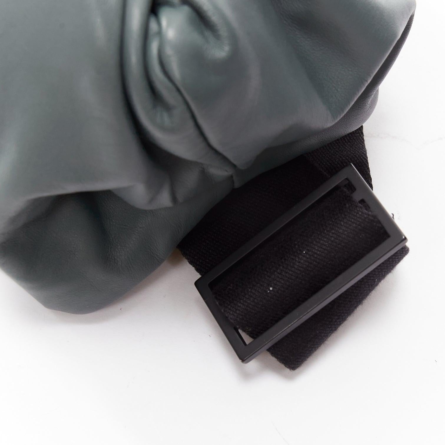 BOTTEGA VENETA The Body Pouch Graue Schultertasche aus glattem Leder mit schwarzem Sportarmband im Angebot 3