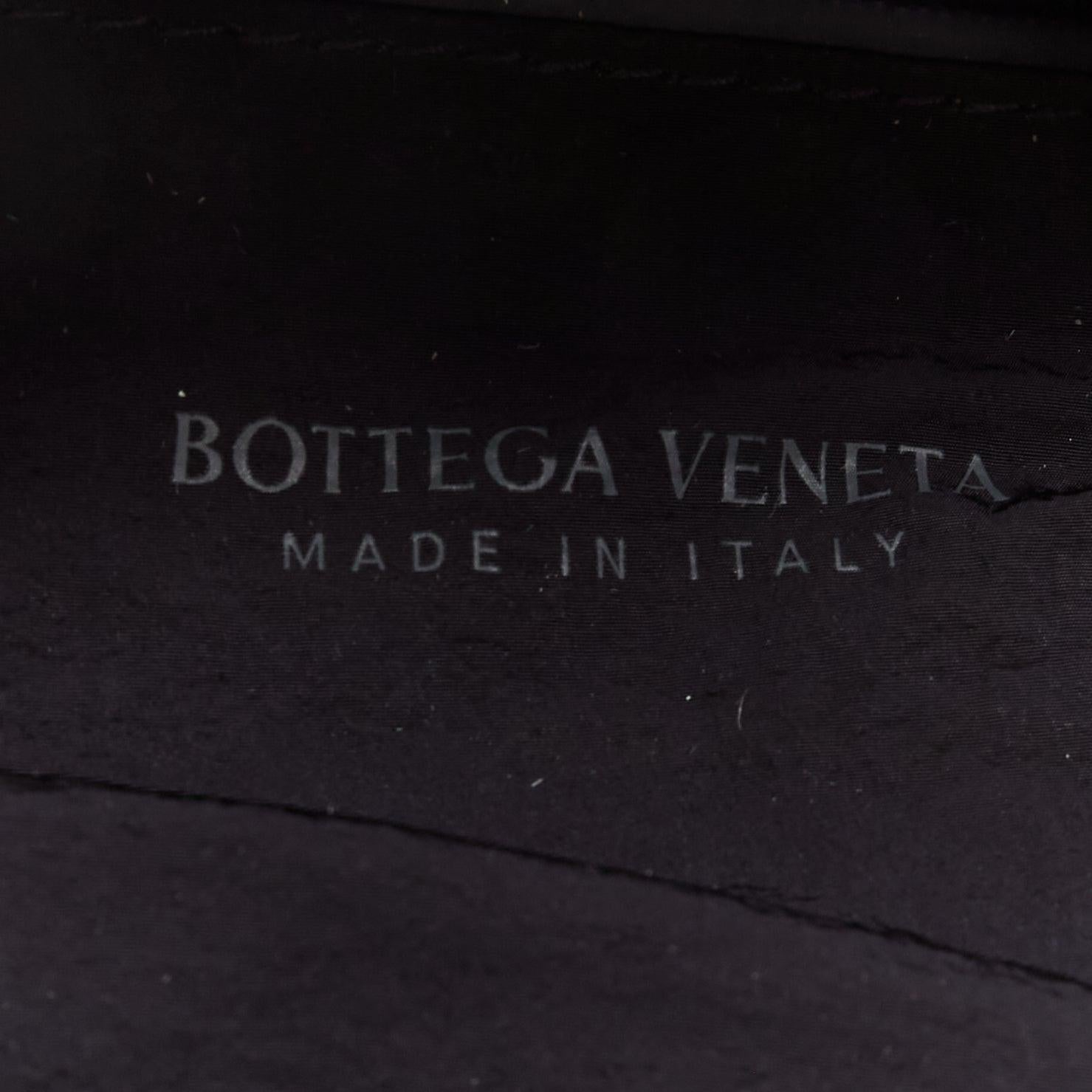 Bottega Veneta The Body pouch grigio pelle liscia nero cinturino sportivo in vita in vendita 4