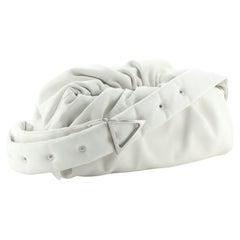 Bottega Veneta The Body Pouch aus Leder in Weiß