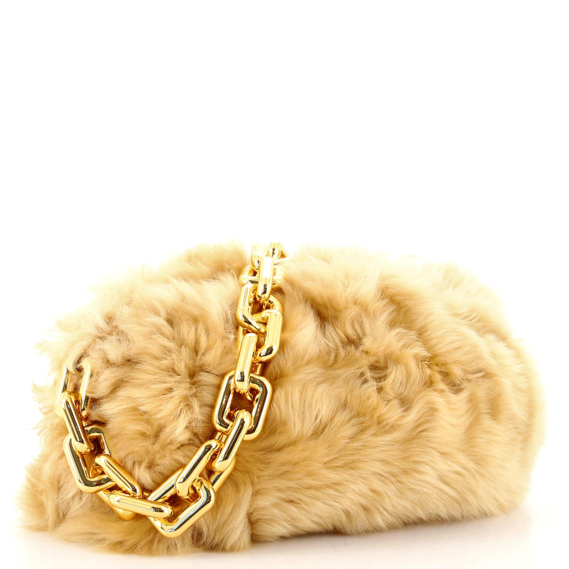 Der Kettenbeutel aus Shearling von Bottega Veneta (Orange)