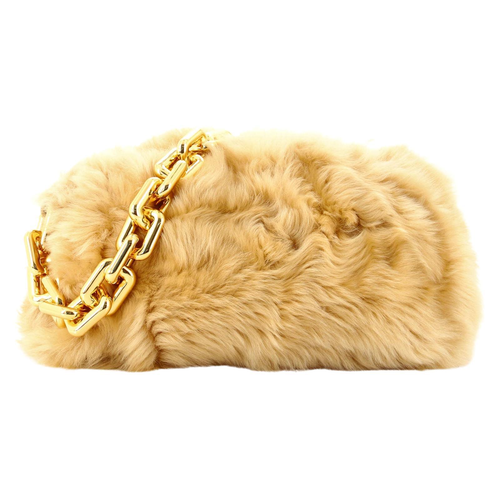 Der Kettenbeutel aus Shearling von Bottega Veneta