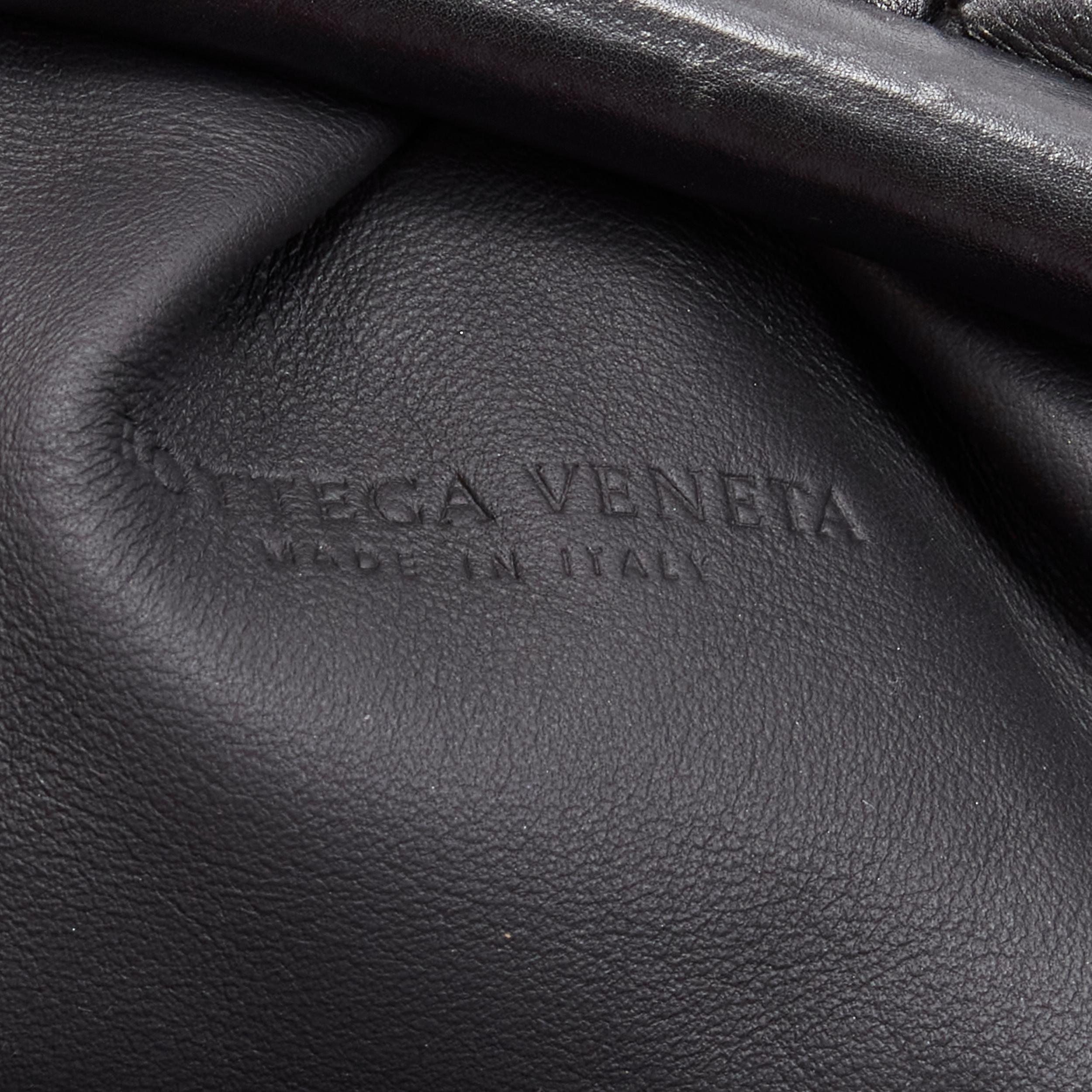 BOTTEGA VENETA The Intrecciato Pouch Schwarze charakteristische Clutch aus geflochtenem Leder im Angebot 4