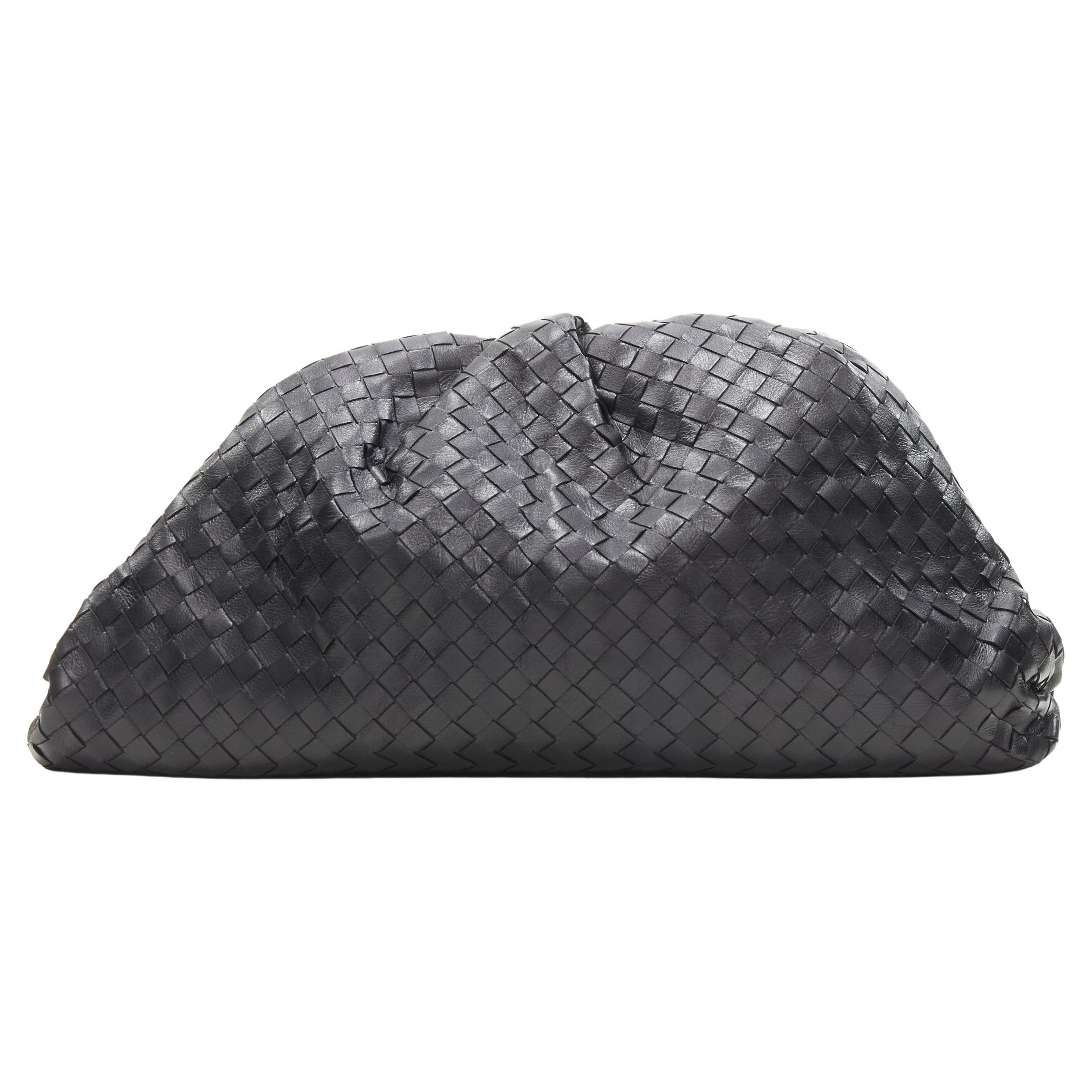 BOTTEGA VENETA The Intrecciato Pouch Schwarze charakteristische Clutch aus geflochtenem Leder im Angebot