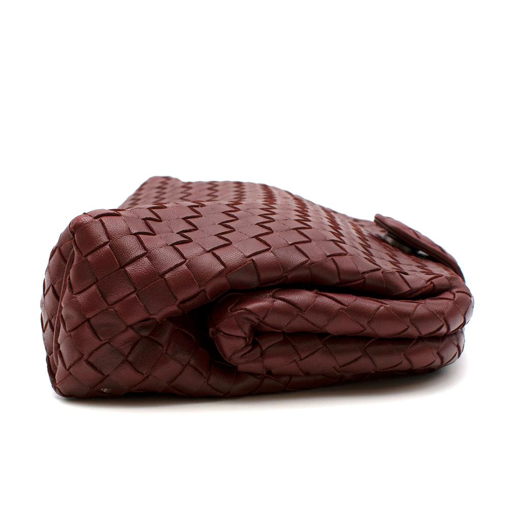 Bottega Veneta The Lauren 1980 Burgundy Intrecciato Clutch 

- Sold out online
- Woven signature design
- Metal button fastening
- Magnetic fastening
- Taupe suede lining
- Burgundy top stitching
- Inside pocket with zip
- Limited edition 

Made in