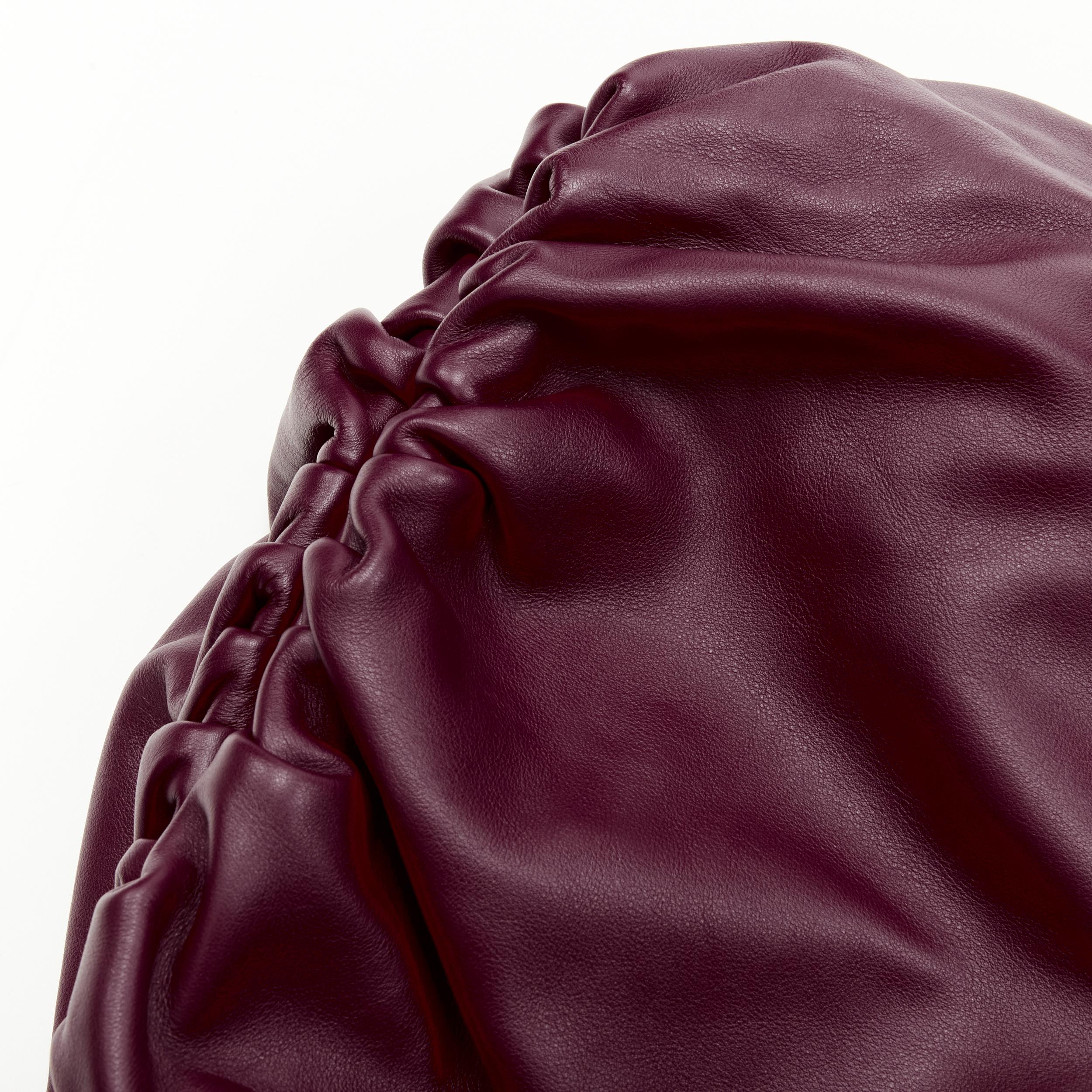 BOTTEGA VENETA The Pouch Burgunderrote Umhängetasche aus weichem Lammfell 6