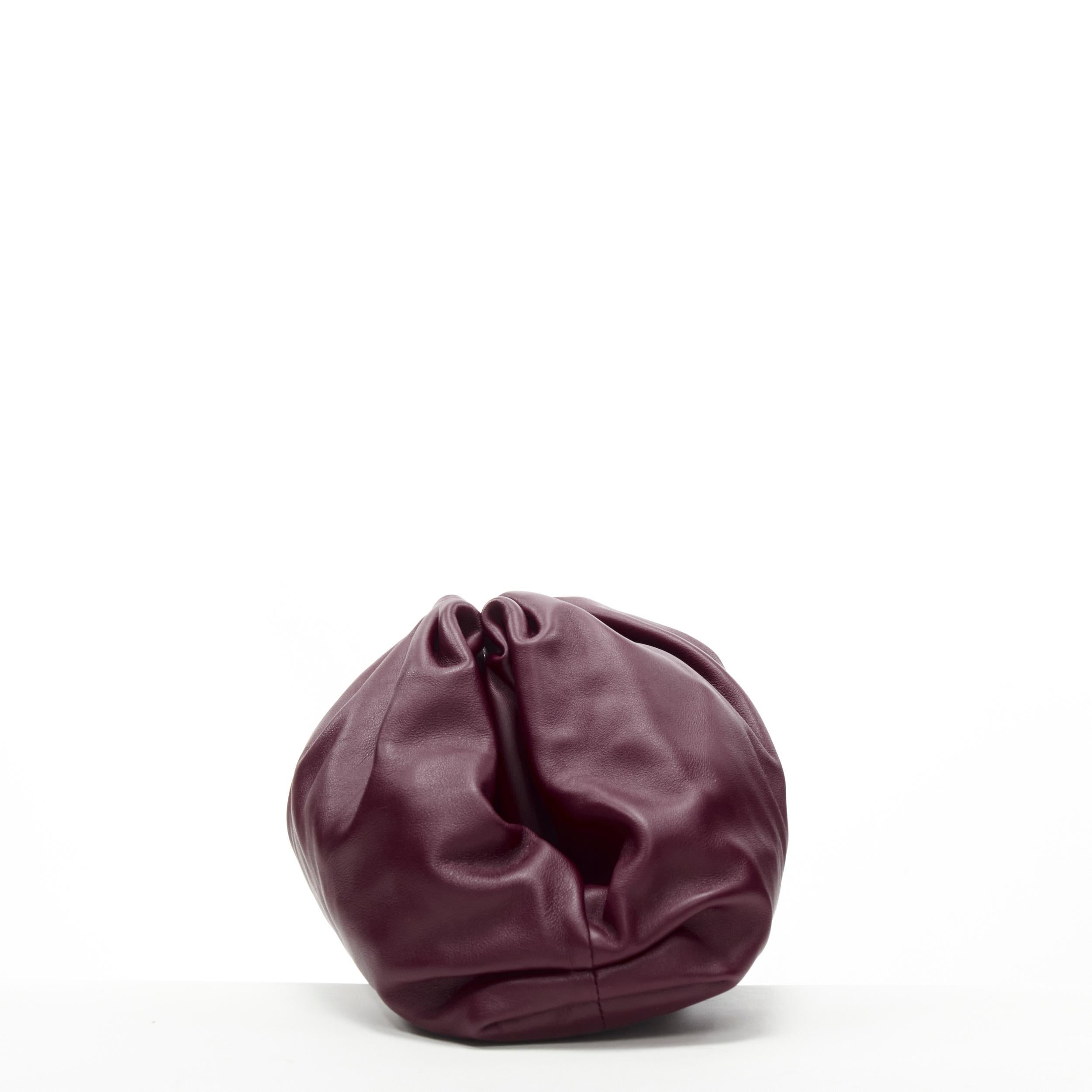 BOTTEGA VENETA The Pouch Burgunderrote Umhängetasche aus weichem Lammfell Damen