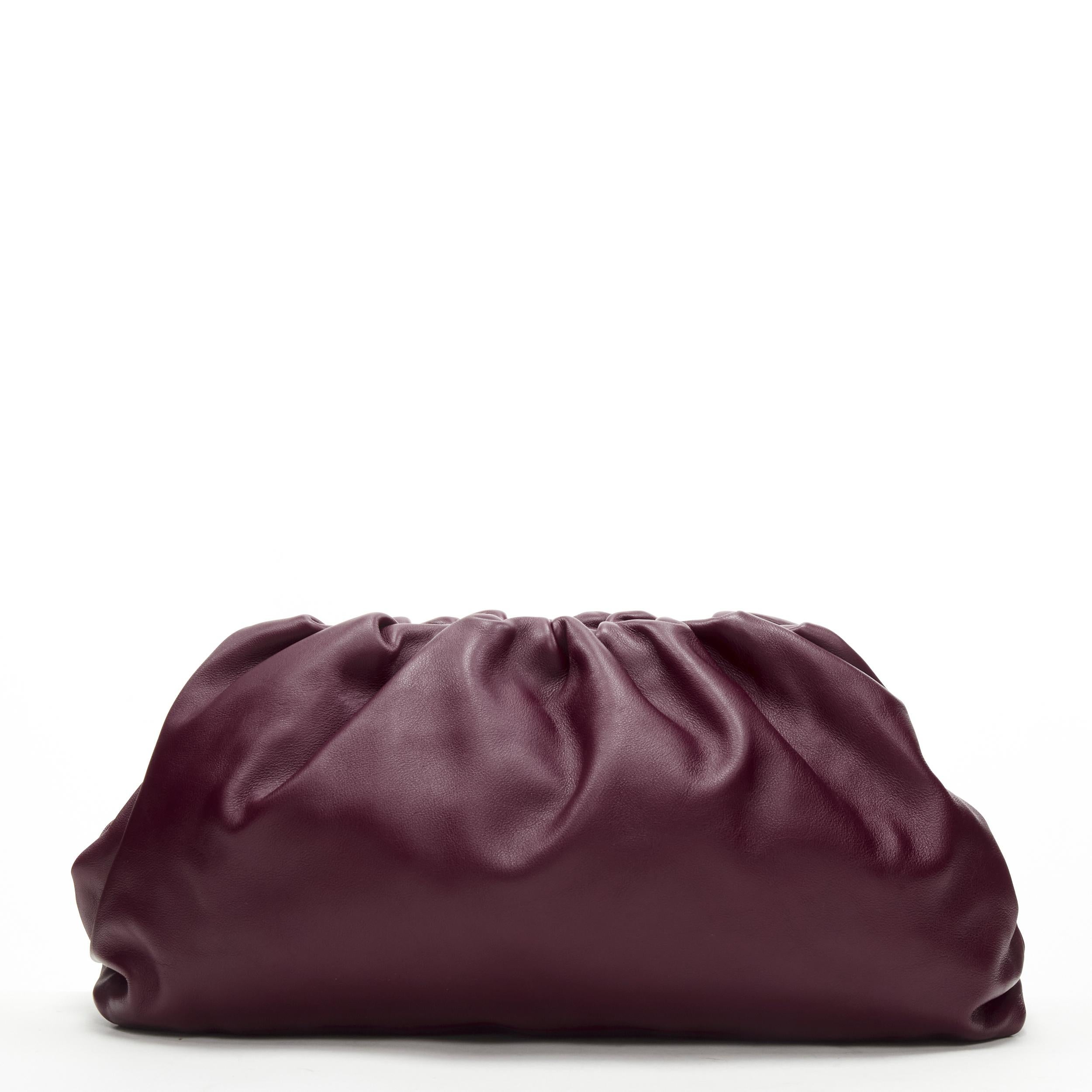 BOTTEGA VENETA The Pouch Burgunderrote Umhängetasche aus weichem Lammfell 1