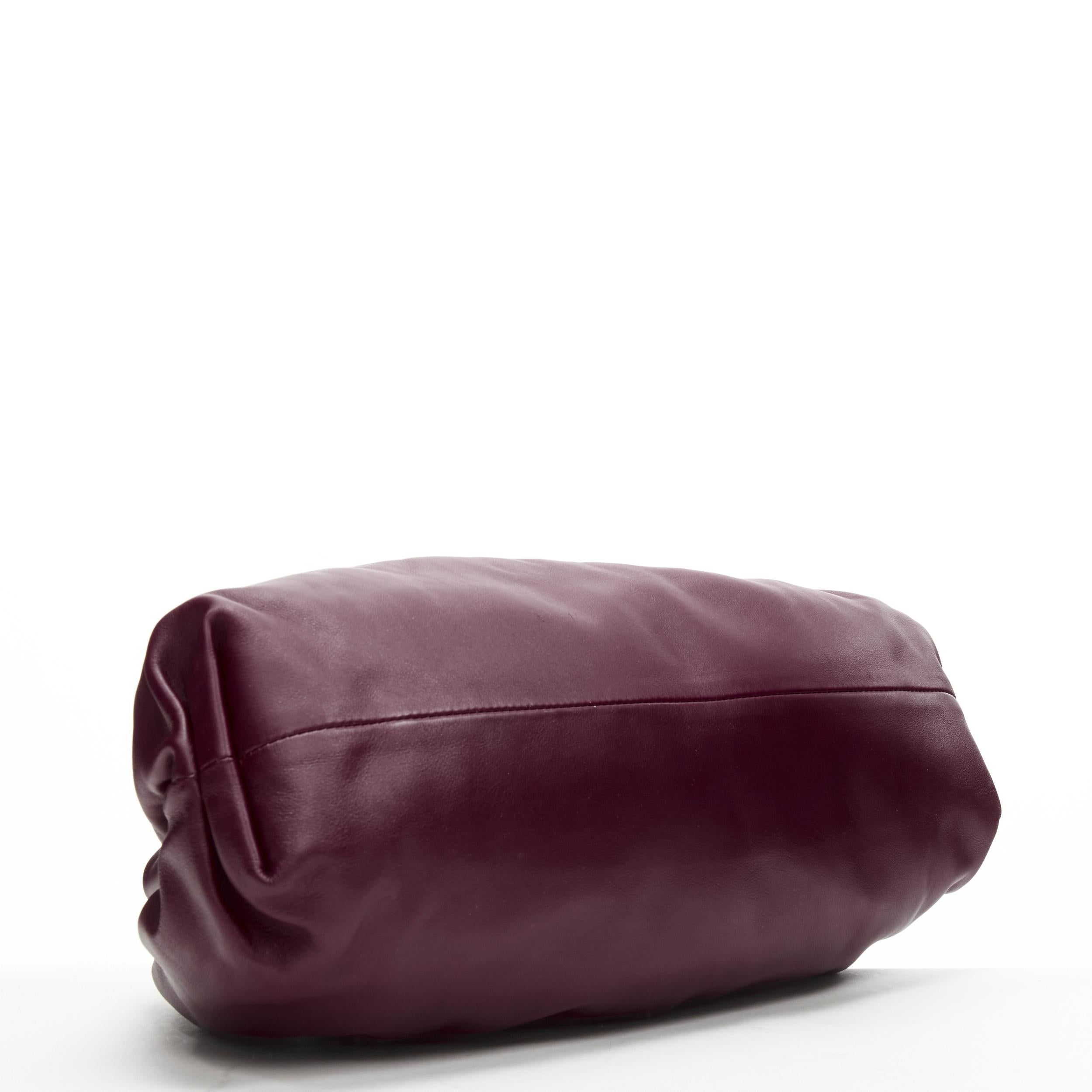 BOTTEGA VENETA The Pouch Burgunderrote Umhängetasche aus weichem Lammfell 2
