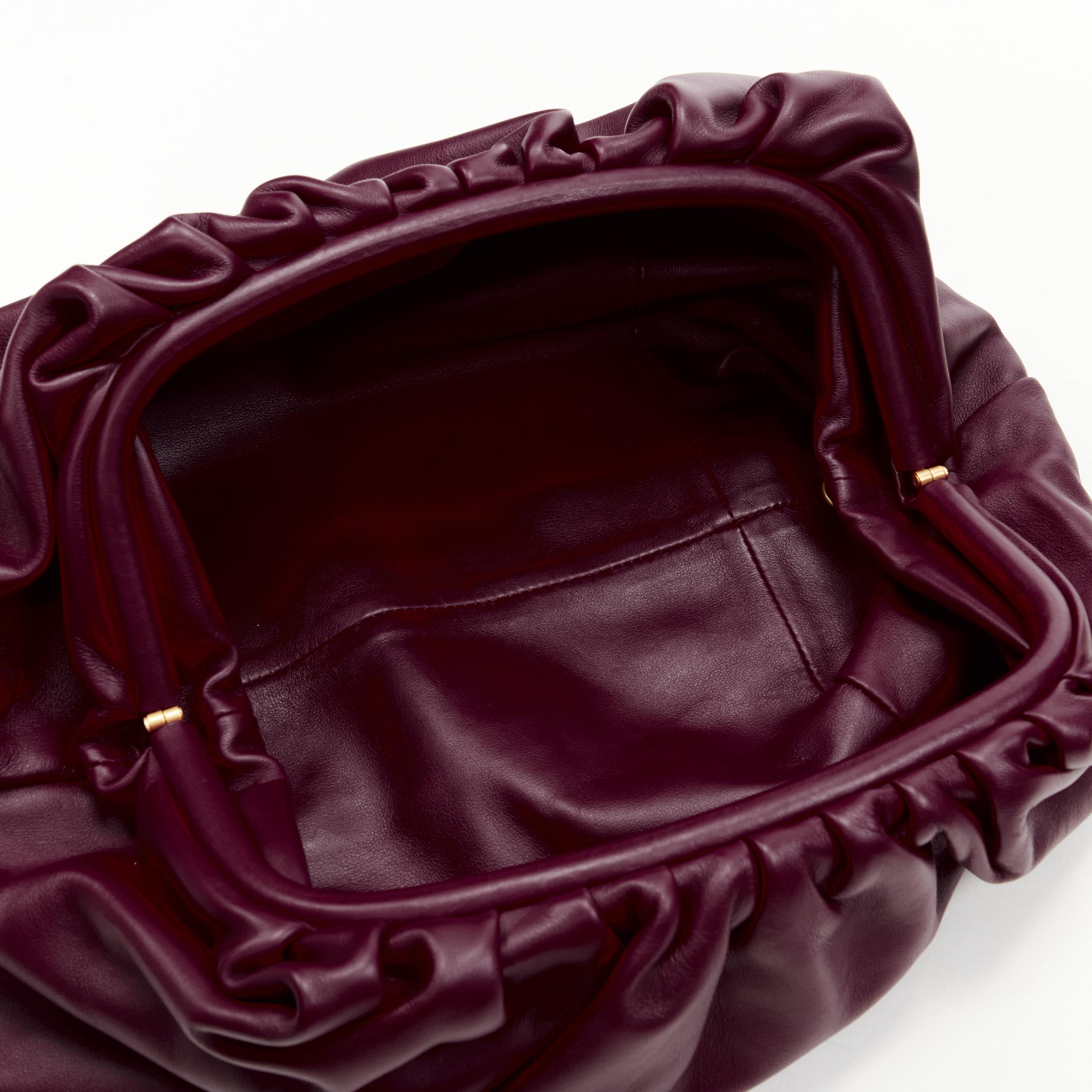 BOTTEGA VENETA The Pouch Burgunderrote Umhängetasche aus weichem Lammfell 3