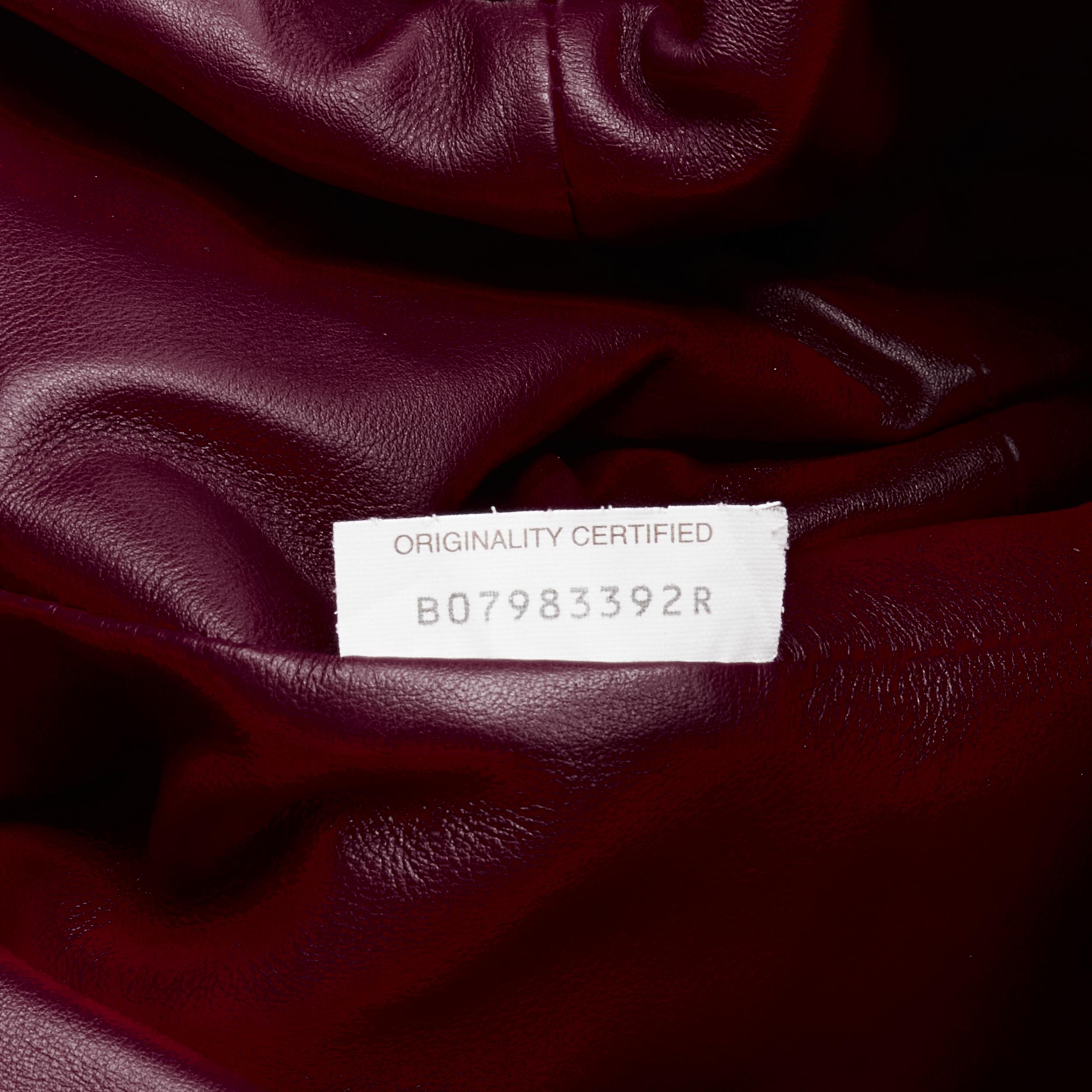 BOTTEGA VENETA The Pouch Burgunderrote Umhängetasche aus weichem Lammfell 4
