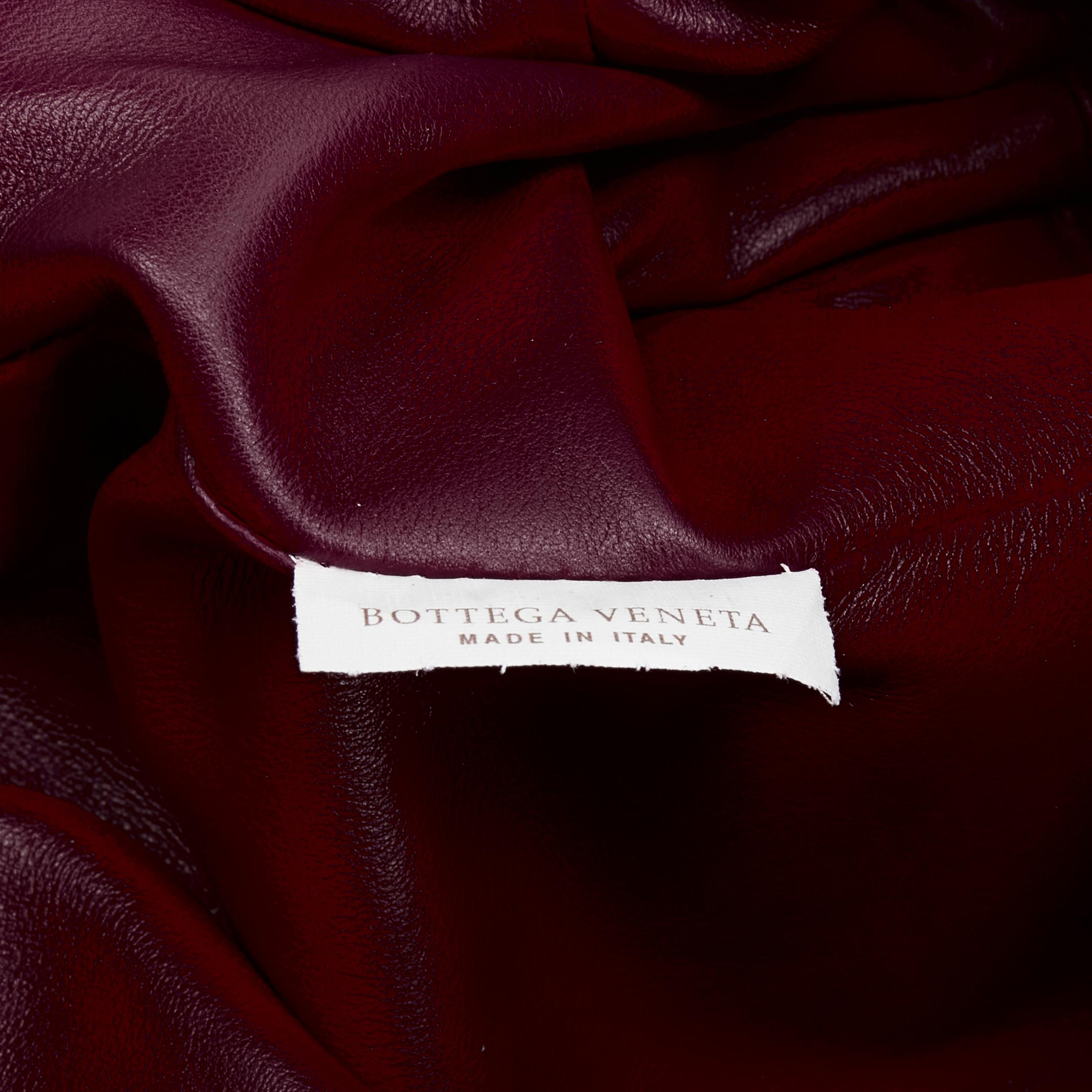BOTTEGA VENETA The Pouch Burgunderrote Umhängetasche aus weichem Lammfell 5