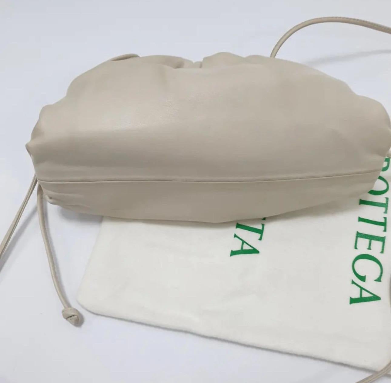 Bottega Veneta The Pouch Butter Calf Nude Bag In Good Condition For Sale In Krakow, PL
