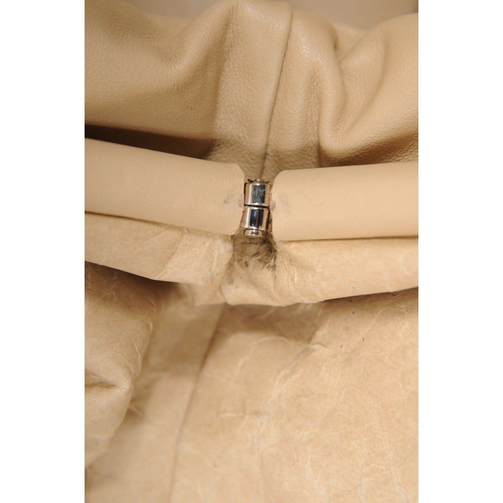 Bottega Veneta The Pouch Carta Tan Beige Kraft Paper Pochette Sac da viaggio in vendita 9